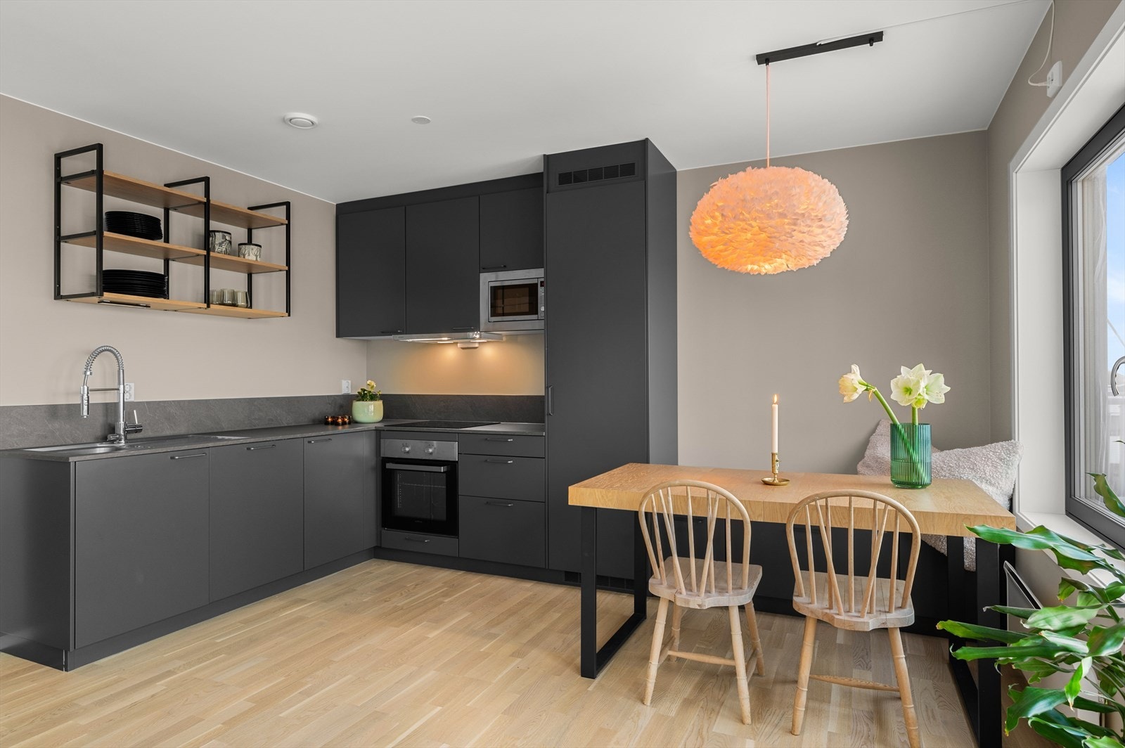 Flott kjøkken med integrerte hvitevarer som helt kjøleskap, mikrobølgovn, platetopp, stekeovn og oppvaskmaskin. Fronter og håndtak er også oppgradert fra standard. Galleribilde