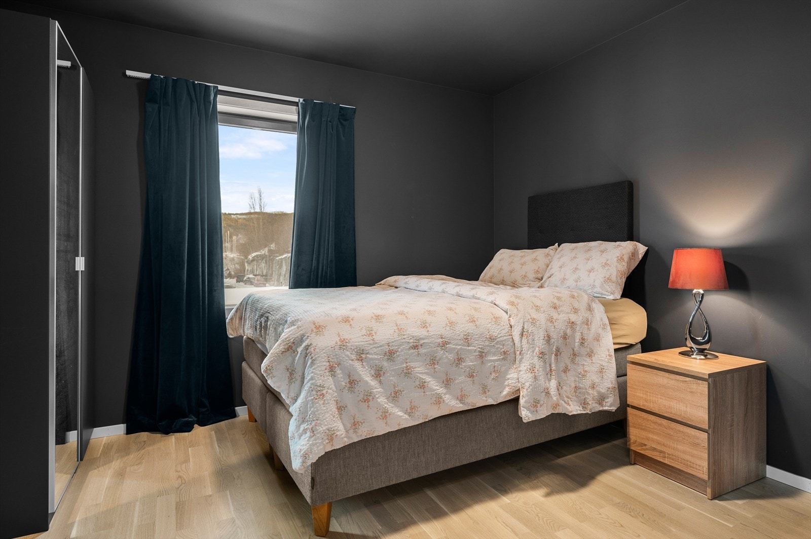 Boligen har to soverom, dette er hovedsoverommet på hele 11,5 m². Her er det god plass til dobbeltseng og annen møblering. Galleribilde