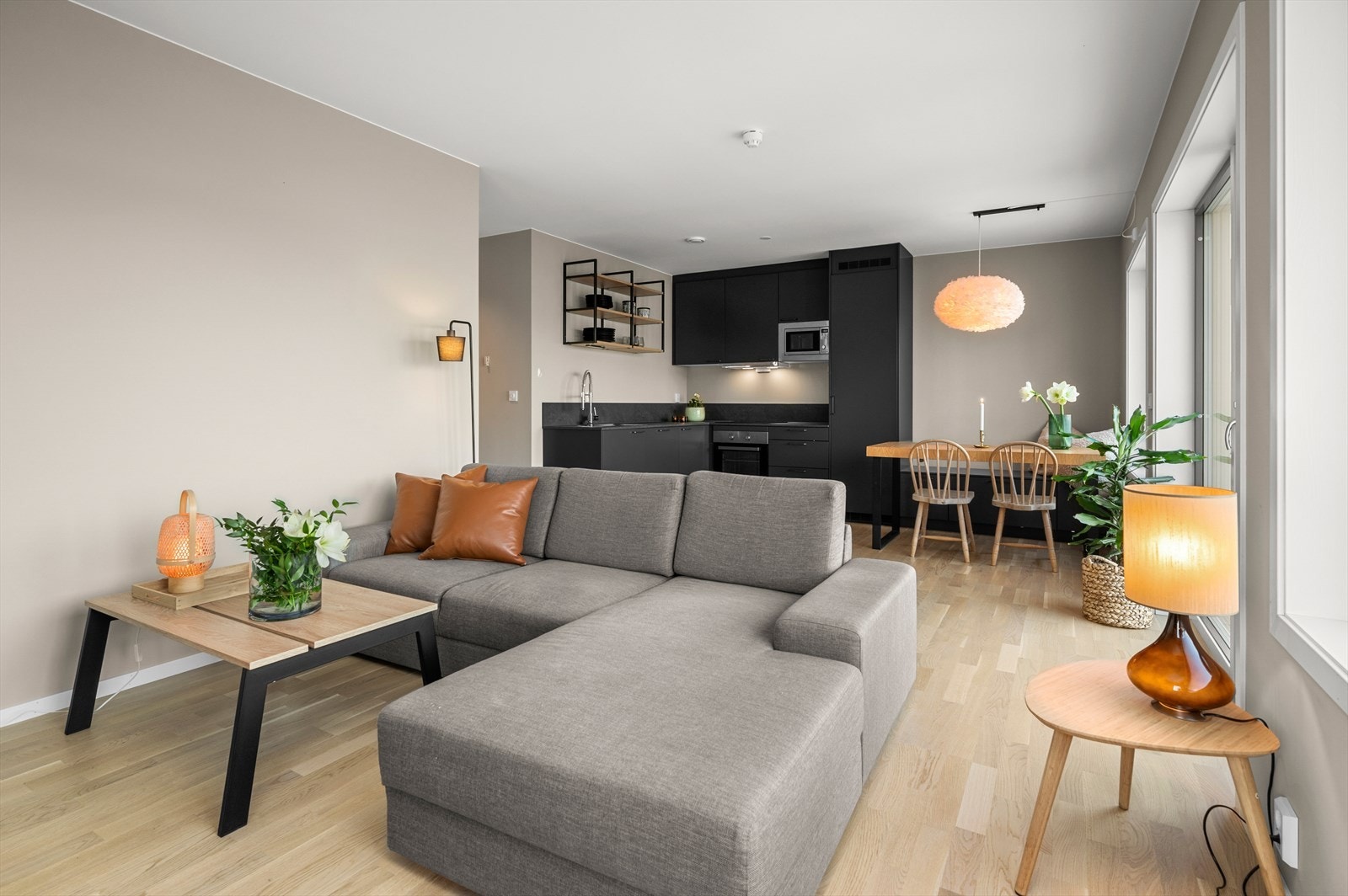 Her er det god plass til å møblere med både sofa og spisebord. Galleribilde