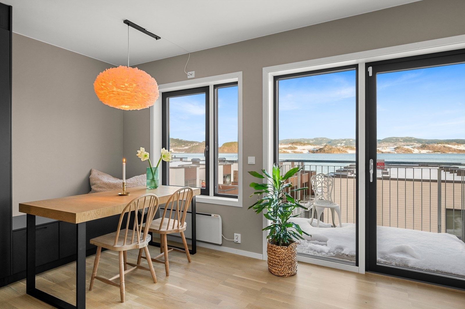 Spisebordet finner sin naturlige plass i forbindelse med kjøkkenet. Her kan man nyte flott utsikt til alle måltider. Kjøkkenet forlenges med en pen slagbenk som sørger for mye ekstra oppbevaringsplass. Galleribilde