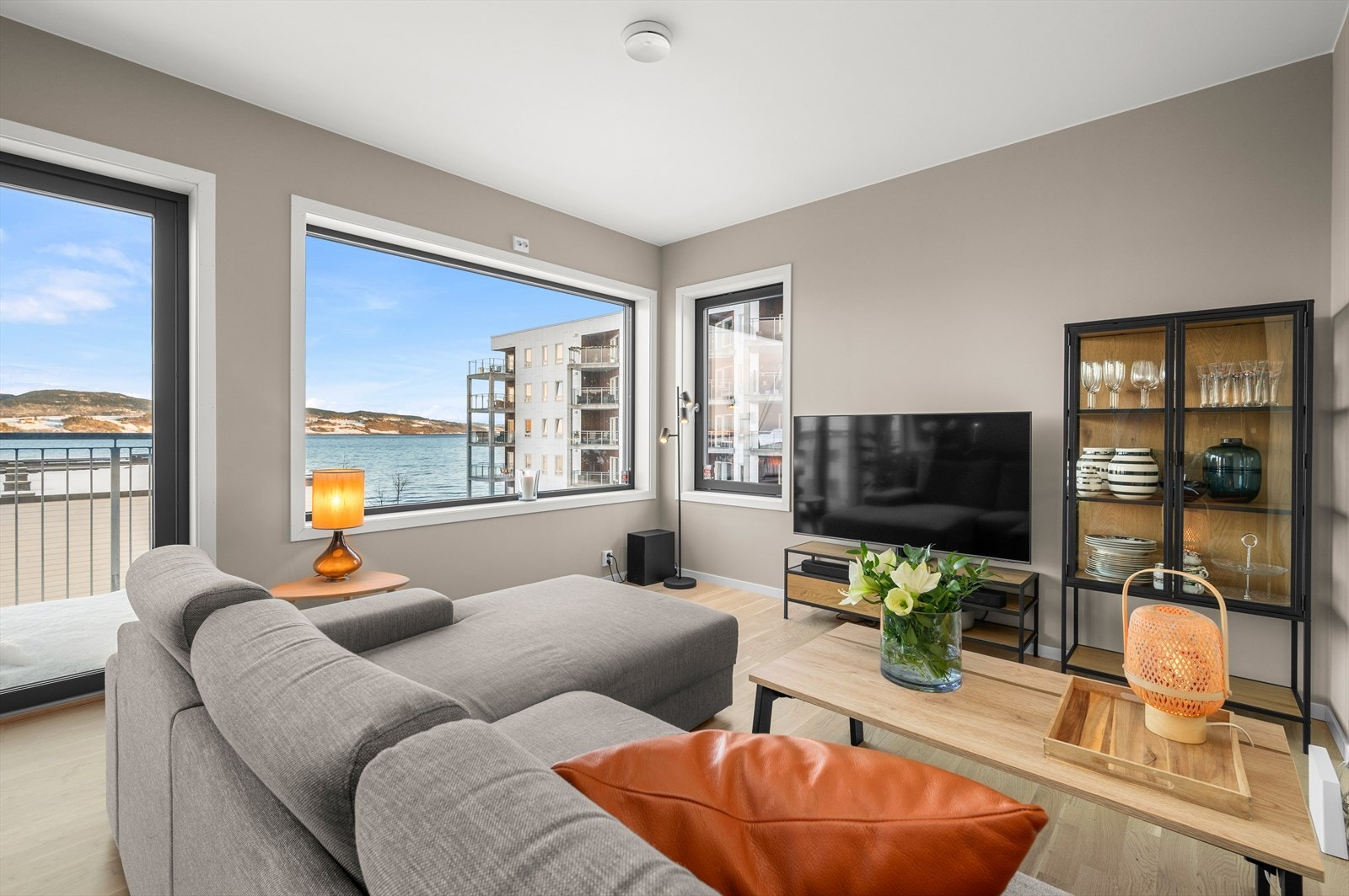 Boligen har åpen stue- og kjøkkenløsning på hele 27 m². Galleribilde