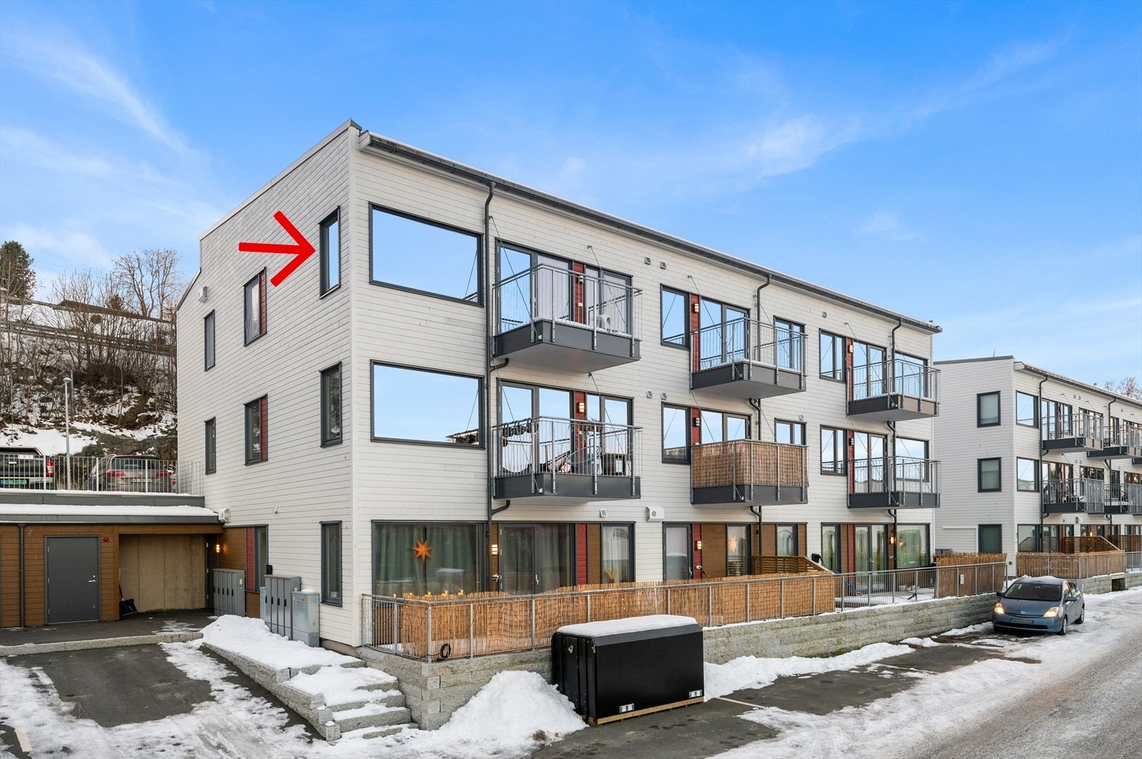 Boligen ligger på hjørnet av byggets øverste etasje. Galleribilde