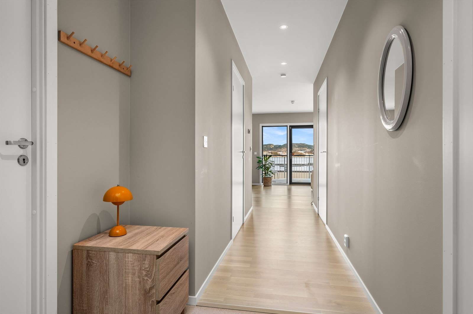 Boligen disponerer fast parkeringsplass. Leiligheten er veldig påkostet med tilvalg på stort sett alt. Downlights i gangen med dimmer. Galleribilde