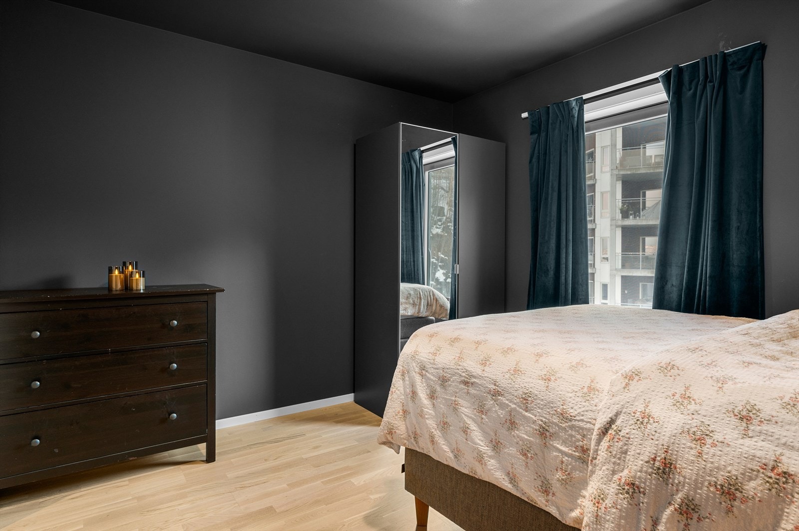 Her er det også god plass til både garderobeskap og kommode. Galleribilde