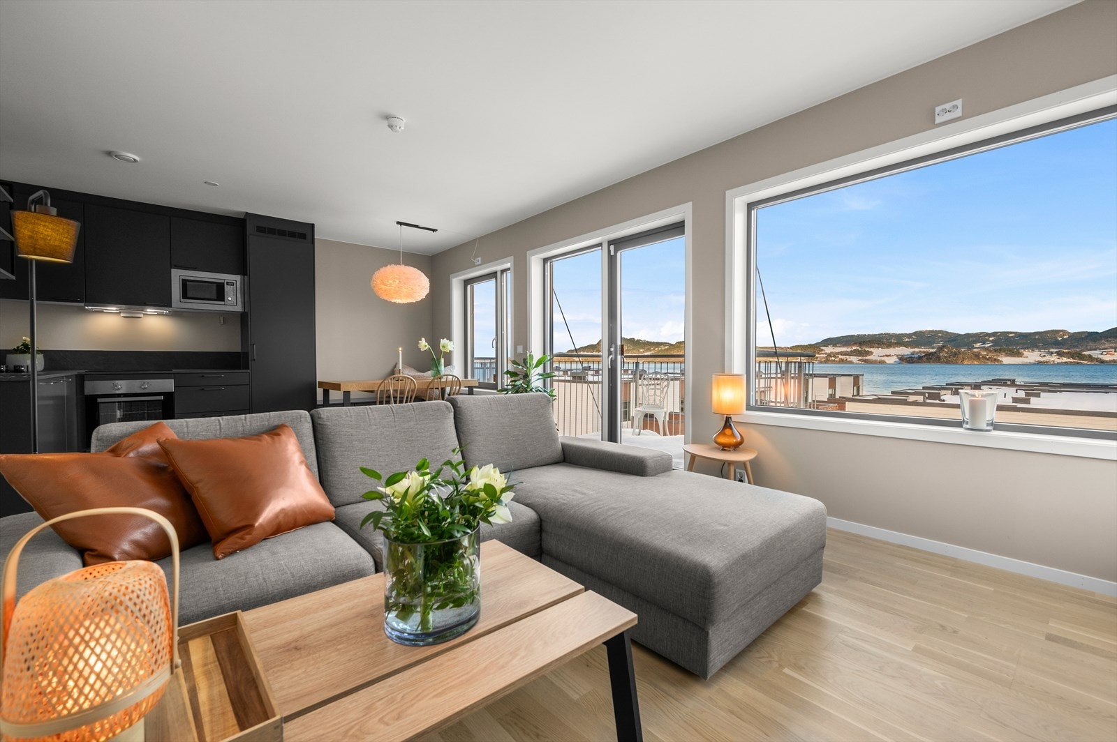 Fra stuen er det direkte adgang til balkong med nydelig sjøutsikt. Galleribilde