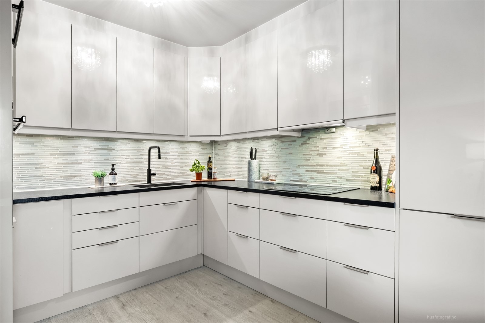 Det er integrert kjøl/fryseskap, oppvaskmaskin, platetopp, micro og stekeovn. Det er montert en komfyrvakt og water guard. Galleribilde