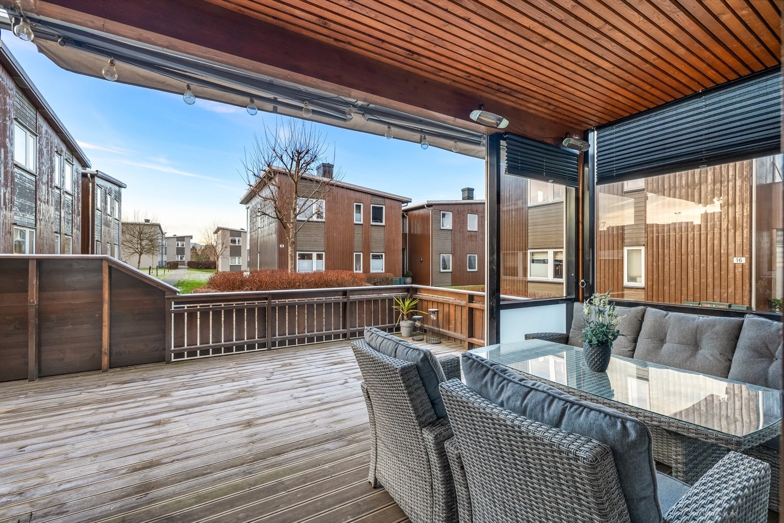 Stor delvis overbygd terrasse, det er installert infrarød varmelamper. Galleribilde