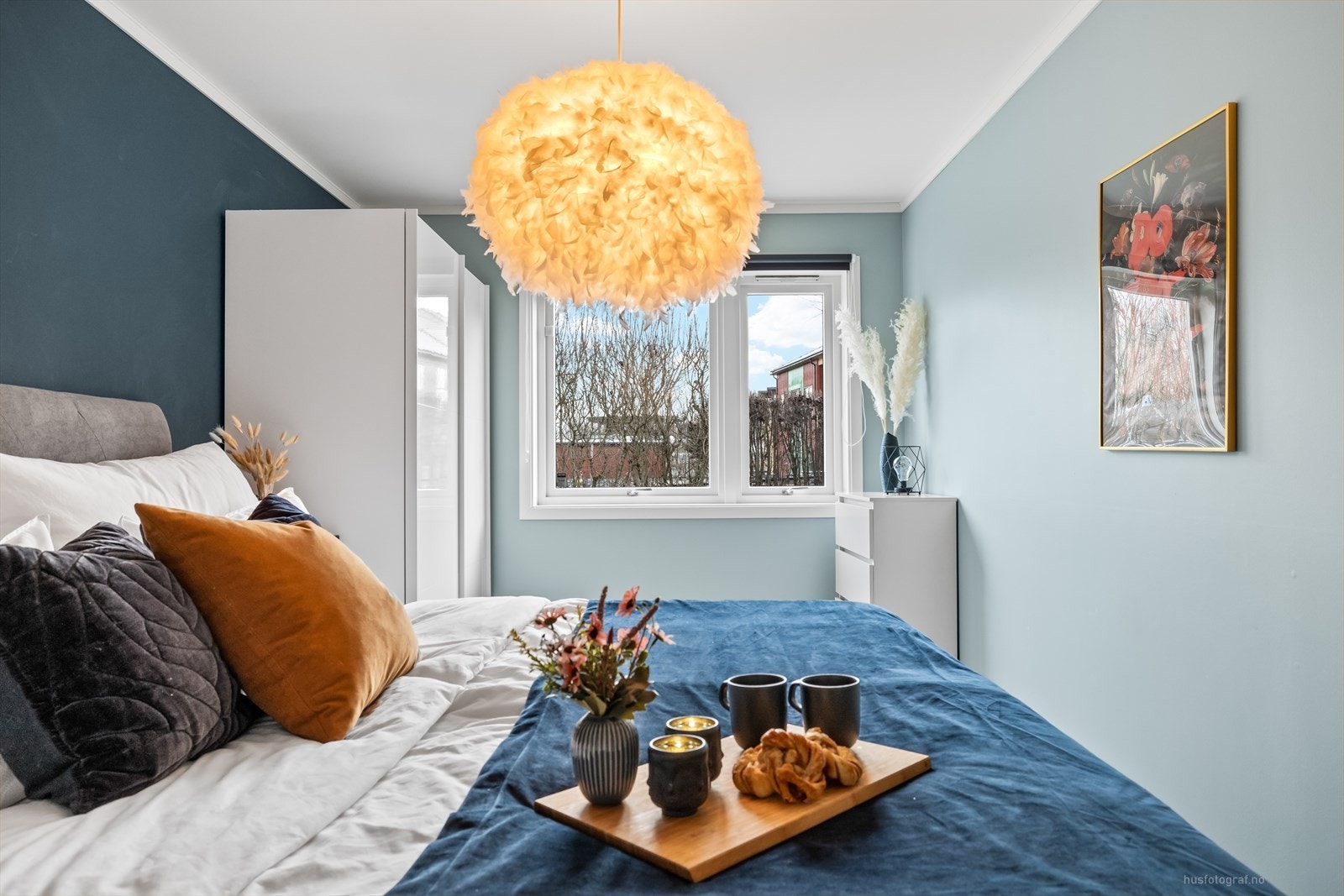 Hovedsoverommet er stilrent innredet med god plass til dobbeltseng med tilhørende nattbord og rom for klær og sko i garderobeløsning. Galleribilde