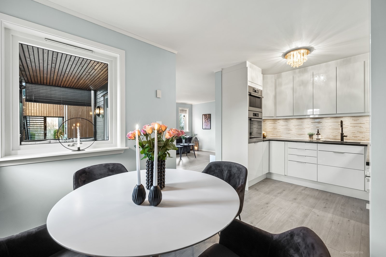 Den åpne løsningen mot kjøkkenet gjør rommet til et hyggelig og sosialt oppholdsrom. Galleribilde