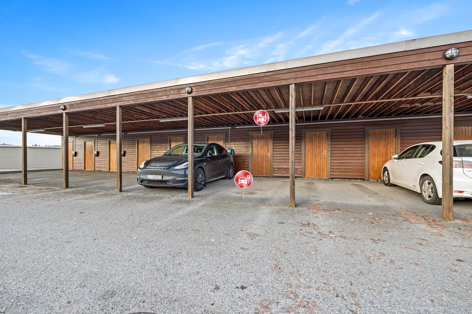 Leiligheten har bruksrett til 1 carport på sameiets fellesareal iht. seksjoneringsbegjæringen og 1 plass til besøkende som man kan disponere selv også. Mulighet for tilknytning elbil lader. Galleribilde
