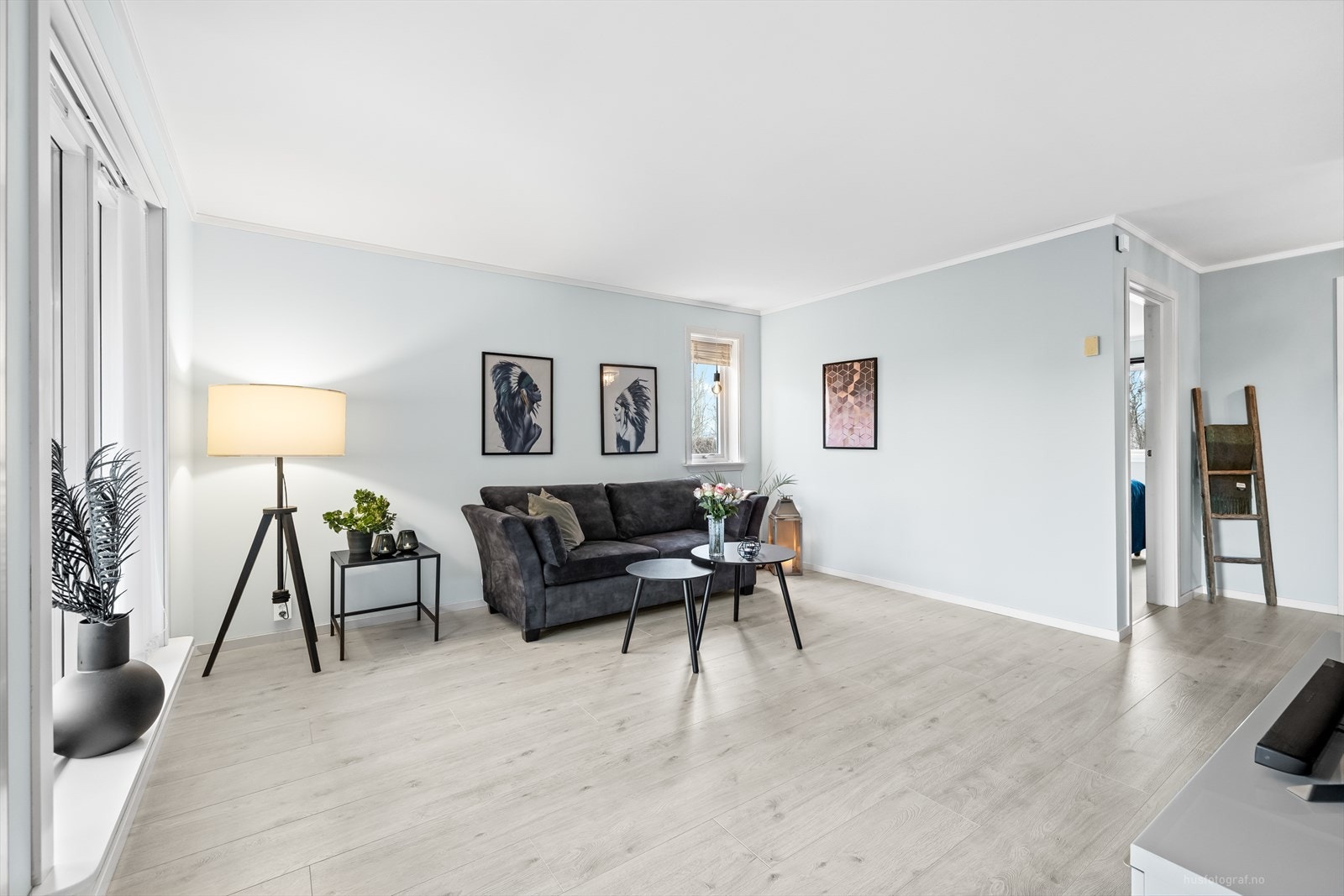 Stuen er delikat og innbydende med laminat på gulv lagt i 2017, slette vegger malt i en trendy fargetone. Galleribilde