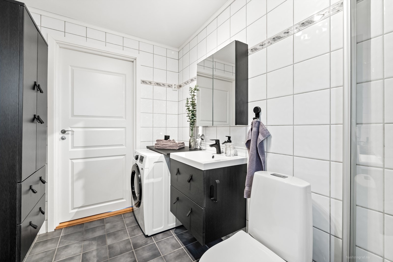 Baderomsinnredning ( 2019) med heldekkende servant og rom for oppbevaring i skuffeseksjon, høyskap og i speilskap. Galleribilde