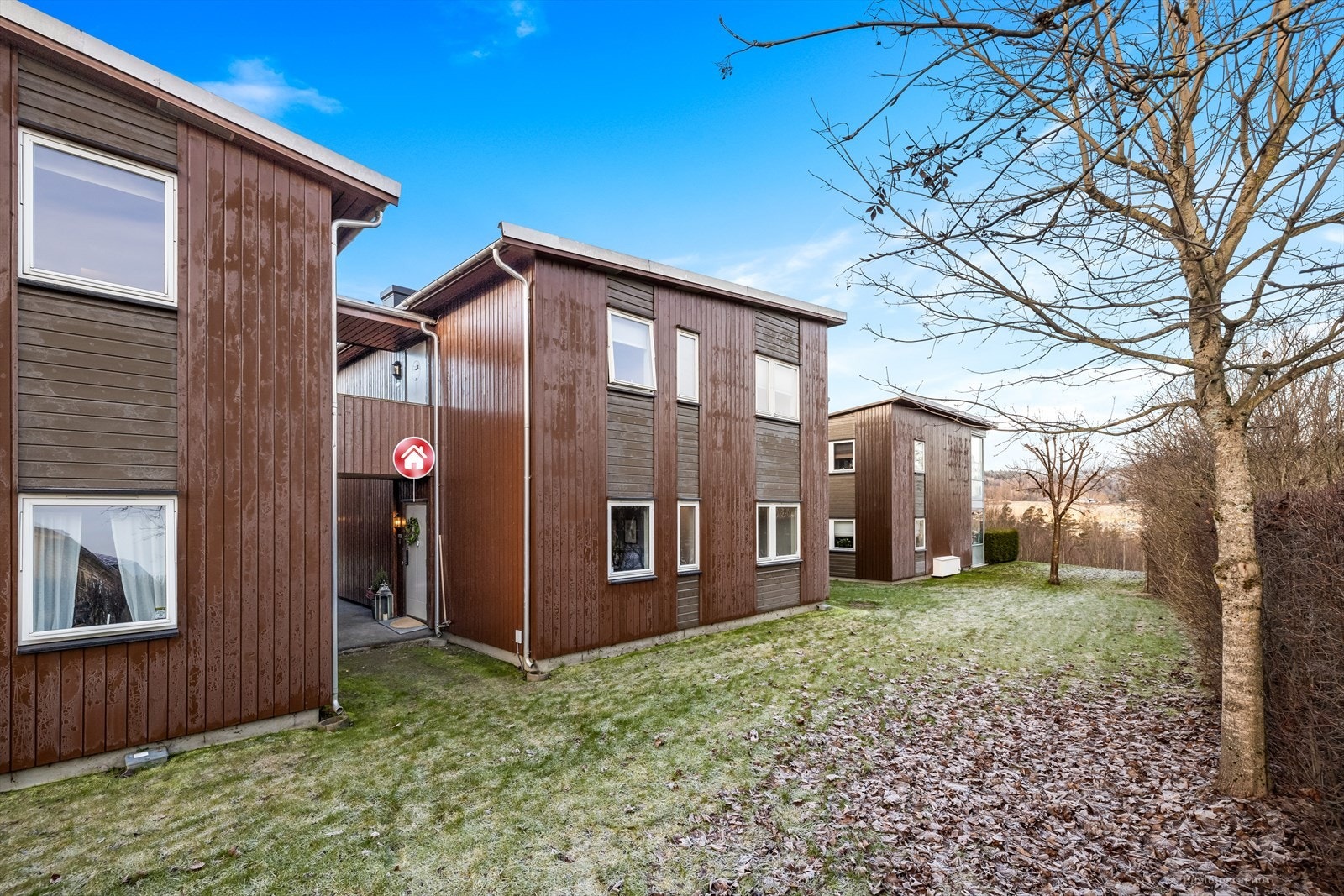 Umiddelbar nærhet til barnehage, bussholdeplass og enkel påkjøring til E-18. Galleribilde