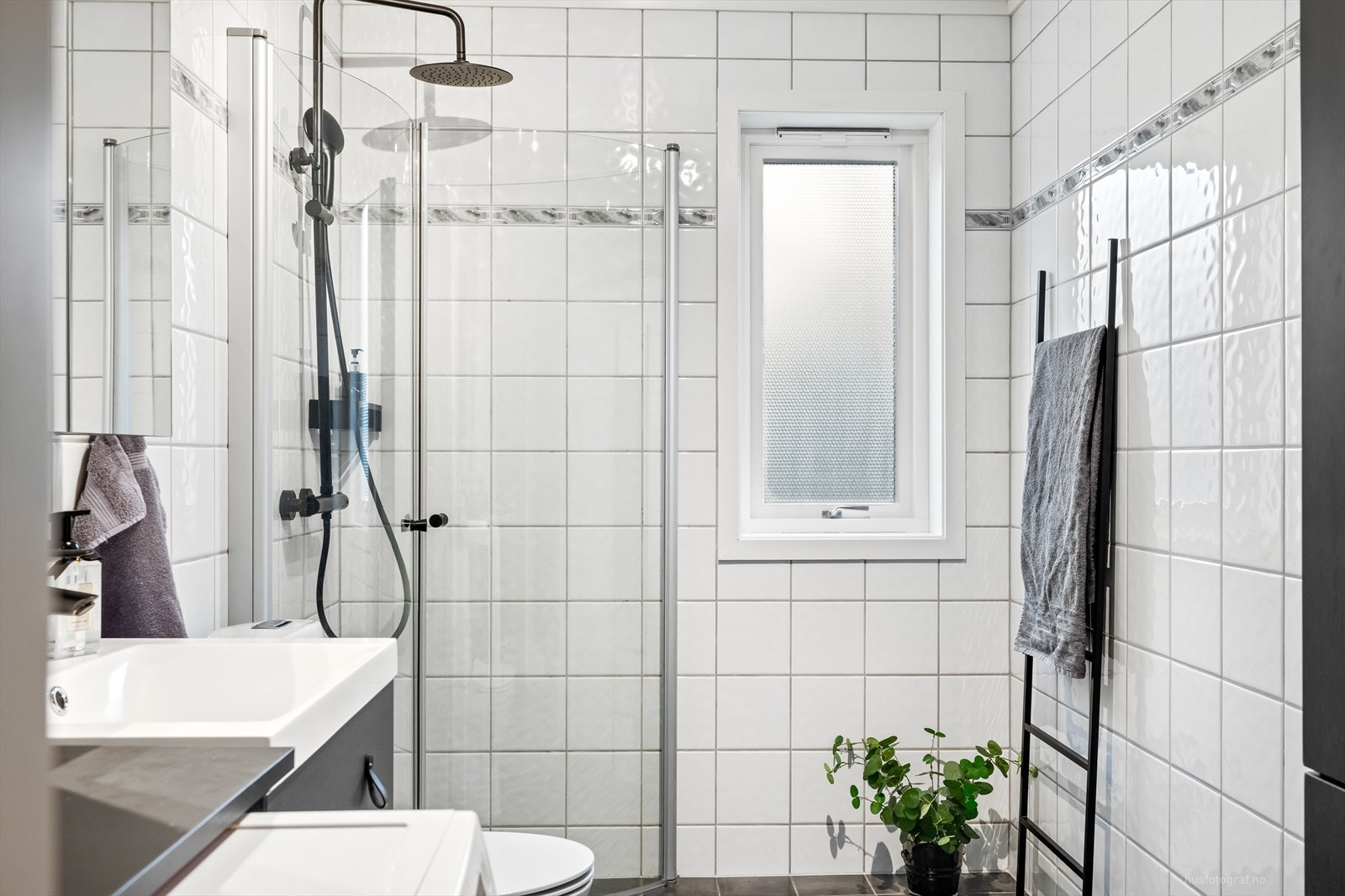 Lys og pent, flislagt bad med vannbåren gulvvarme. Galleribilde