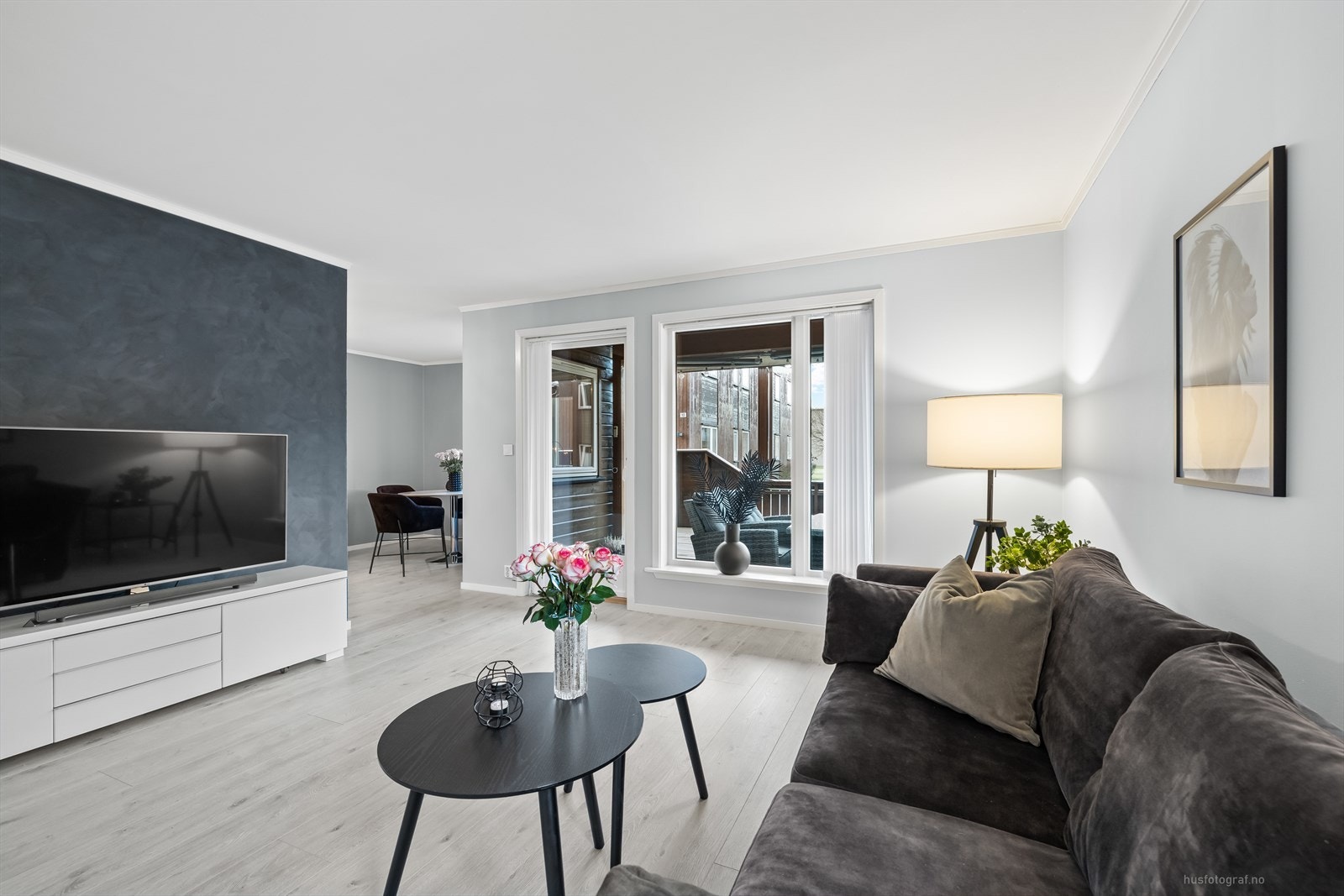 Stuen er et fantastisk oppholdsrom med store vindusflater. Galleribilde