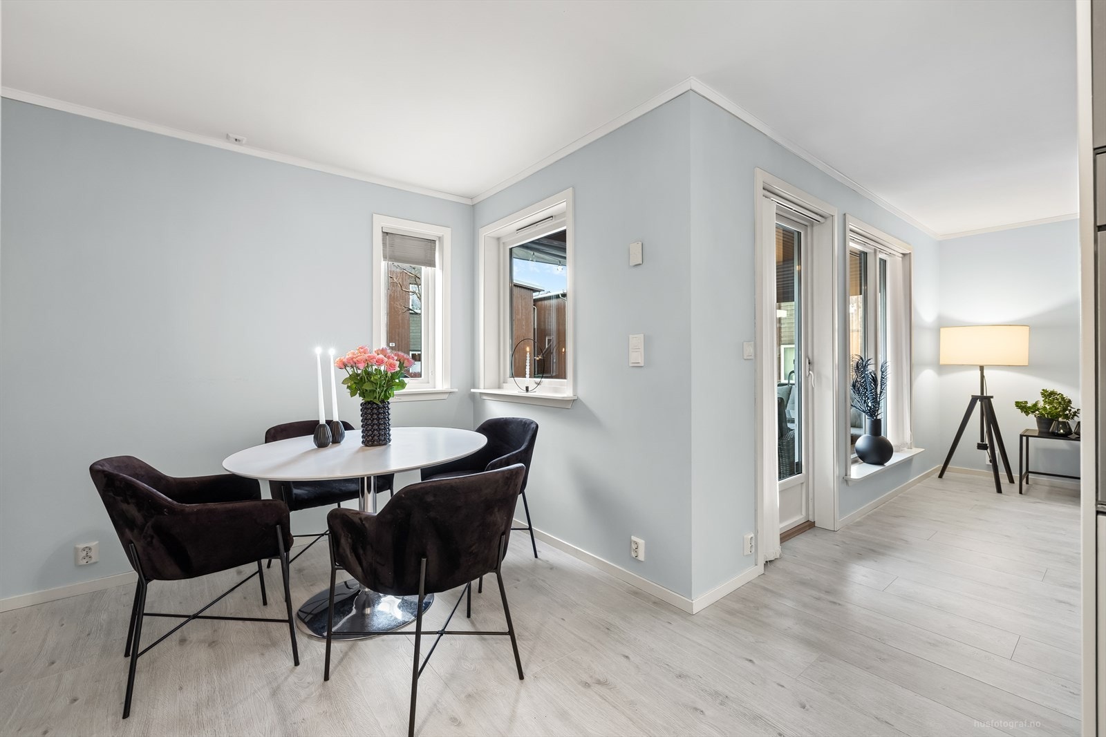 Spisebordet finner sin naturlige plassering. Galleribilde