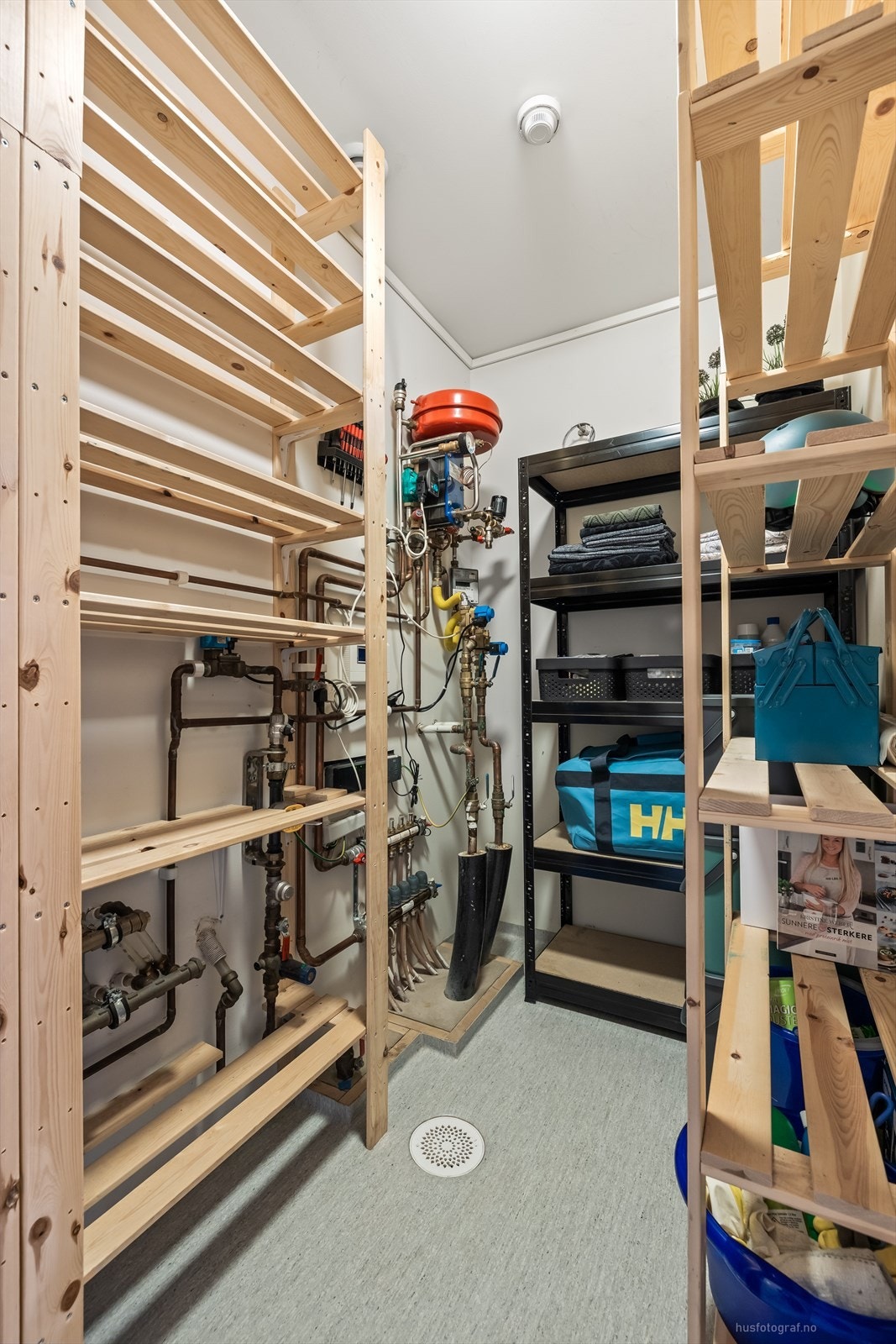 Leiligheten har en praktisk innvendig bod og en utvendig sportsbod ved carport. Galleribilde