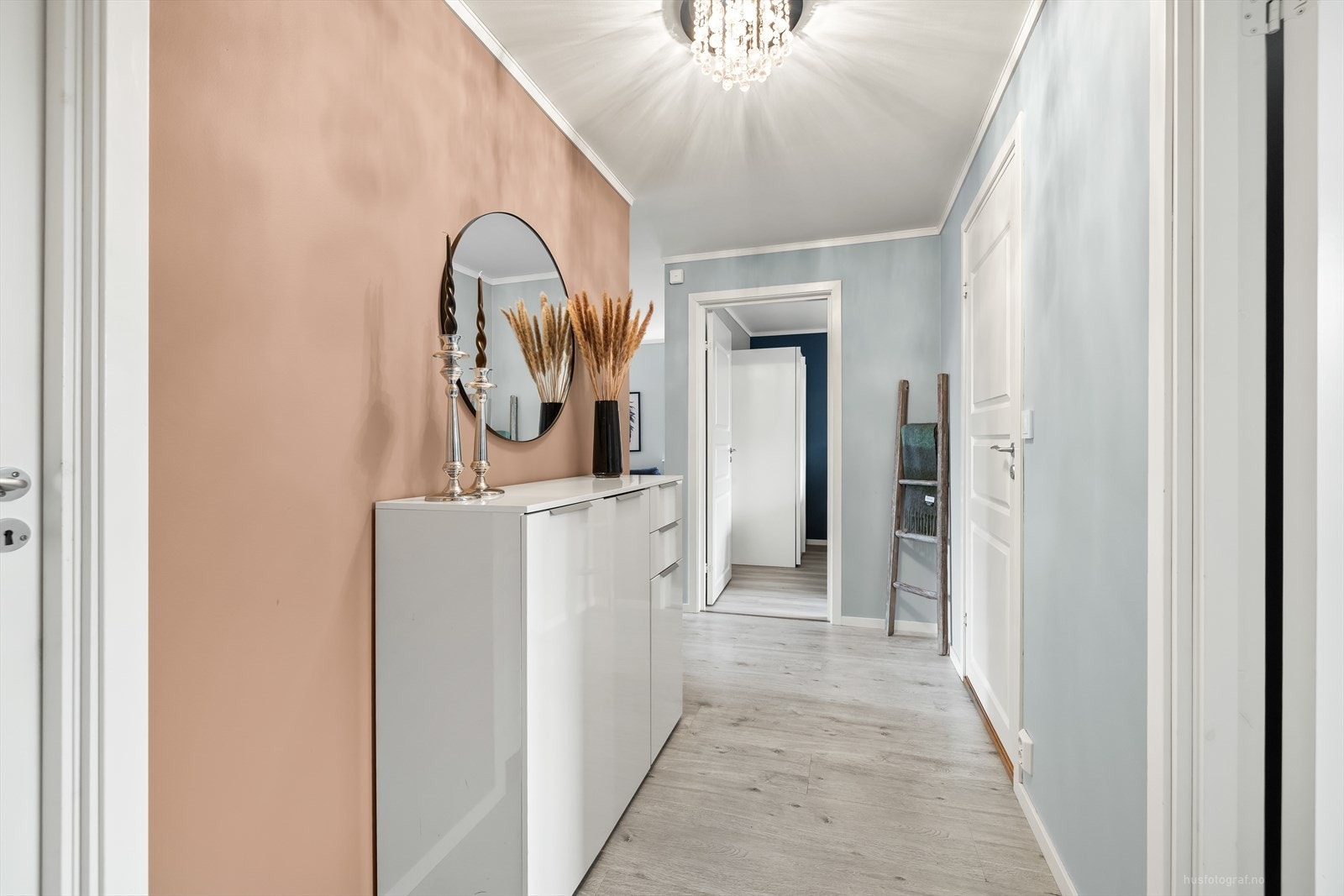 Lys og romslig entré med god plass til å henge ifra seg yttertøyet og til å sette fra seg sko. Galleribilde