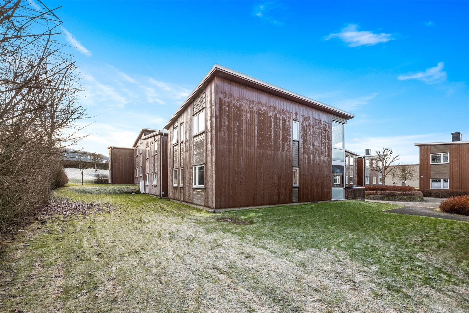 Flott beliggende selveierleilighet i nyere boligkompleks på Kniveåsen. Sydvendt leilighet med gode solforhold, beliggende 1. etasje. Galleribilde