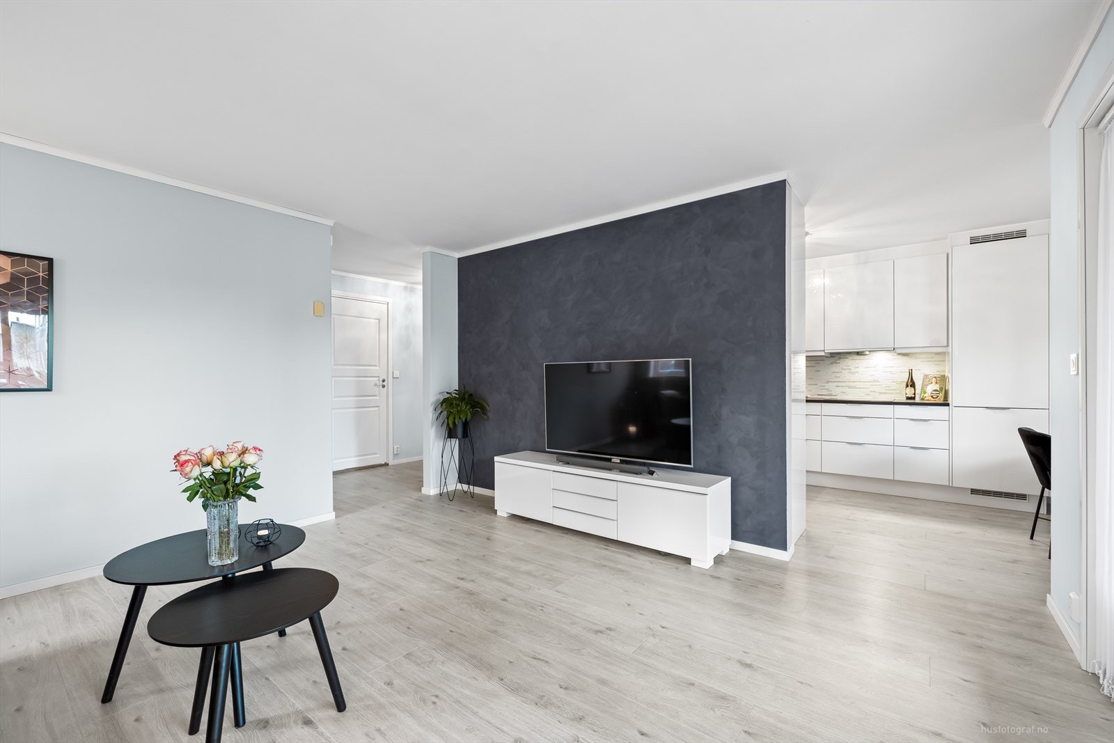 Et hyggelig og sosialt oppholdsrom med en fin romfølelse. Galleribilde