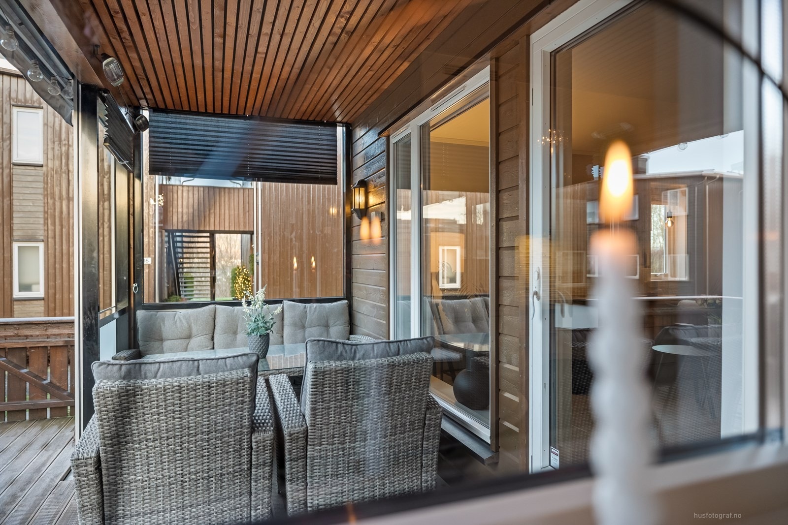 Her er det både plass til en spisegruppe og fine loungemøbler. Galleribilde