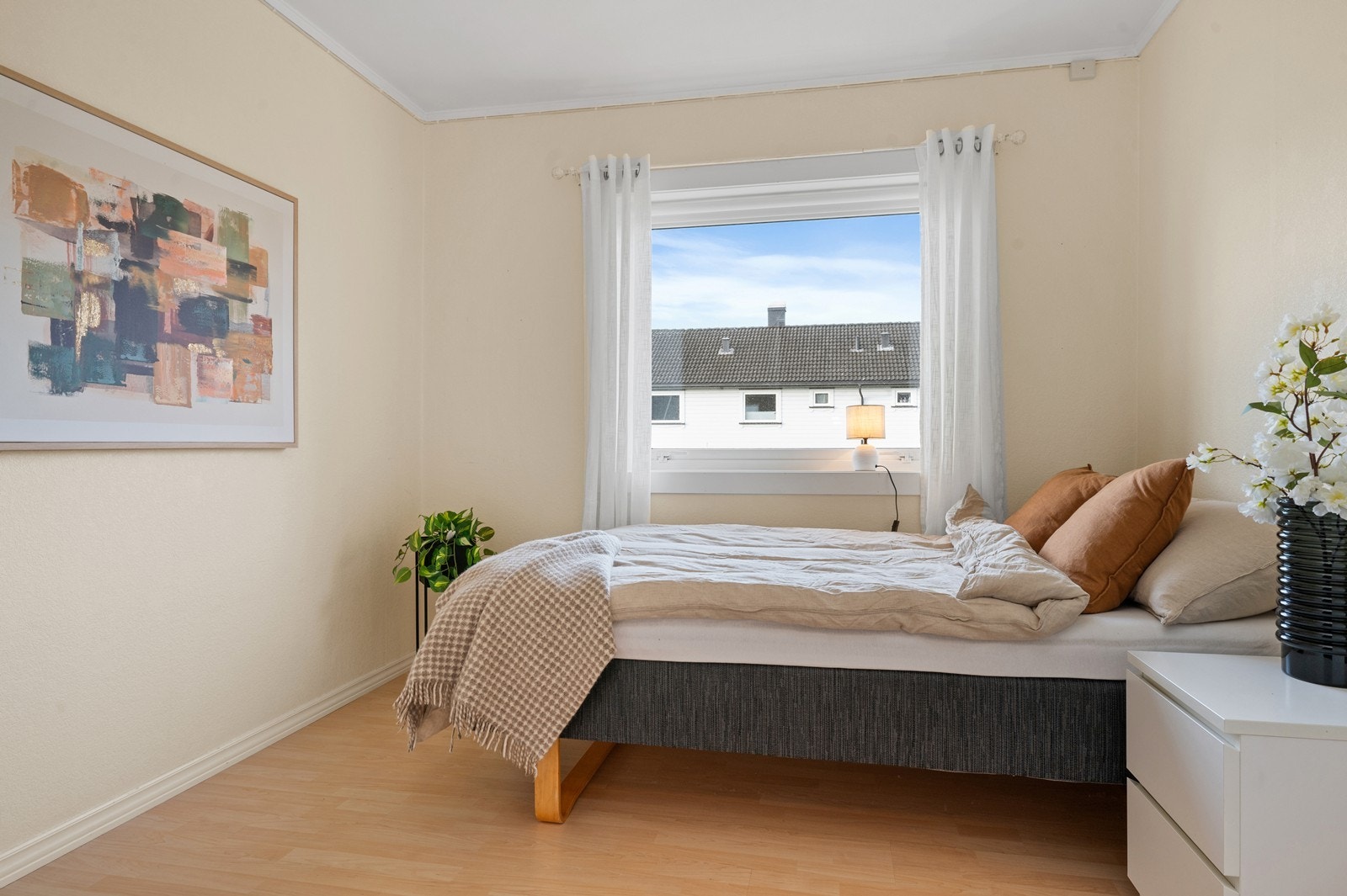 Det andre soverommet har lysmalte vegger, og har også plass til dobbeltseng og småmøbler. Galleribilde