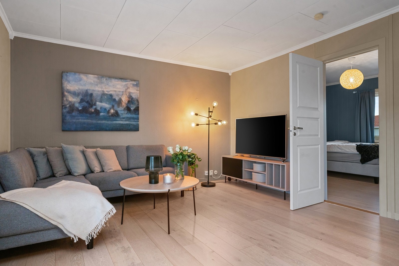 Stuen gir adkomst til ett av leilighetens to soverom. Galleribilde