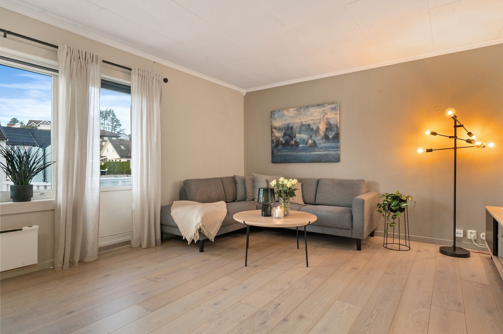 Stuen er romslig har flere møbleringsmuligheter. Galleribilde