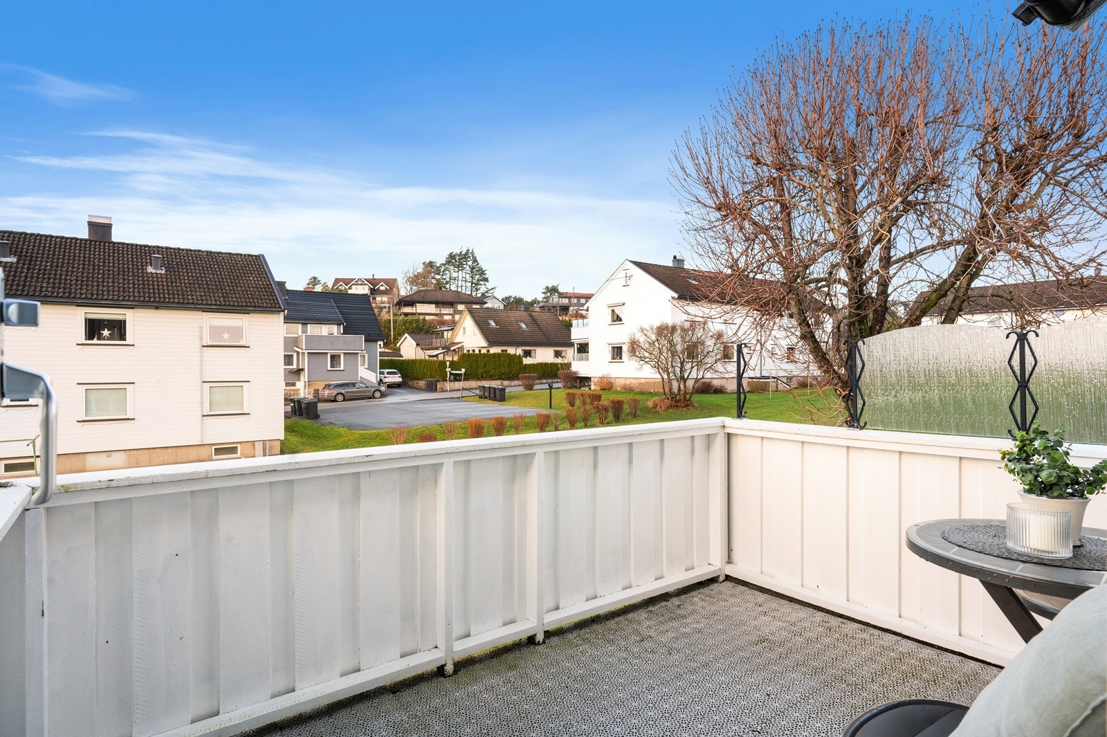 Fra stuen er det dessuten utgang til en veranda på 6 m² med plass til en sittegruppe. Galleribilde