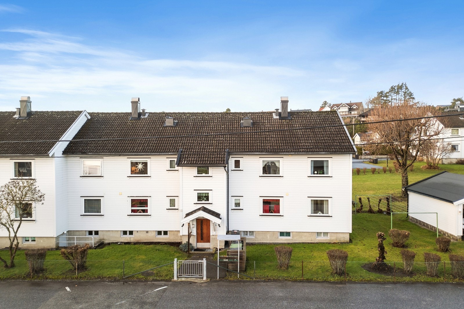 Eiendommen ligger i et etablert nabolag. Leiligheten disponerer to boder i kjelleren. Galleribilde