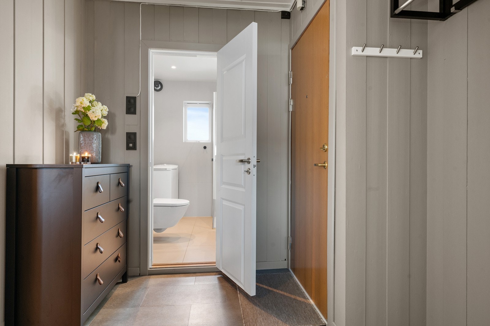 Entréen har en brann- og lydklassifisert dør og gir tilgang til leilighetens øvrige rom. Galleribilde