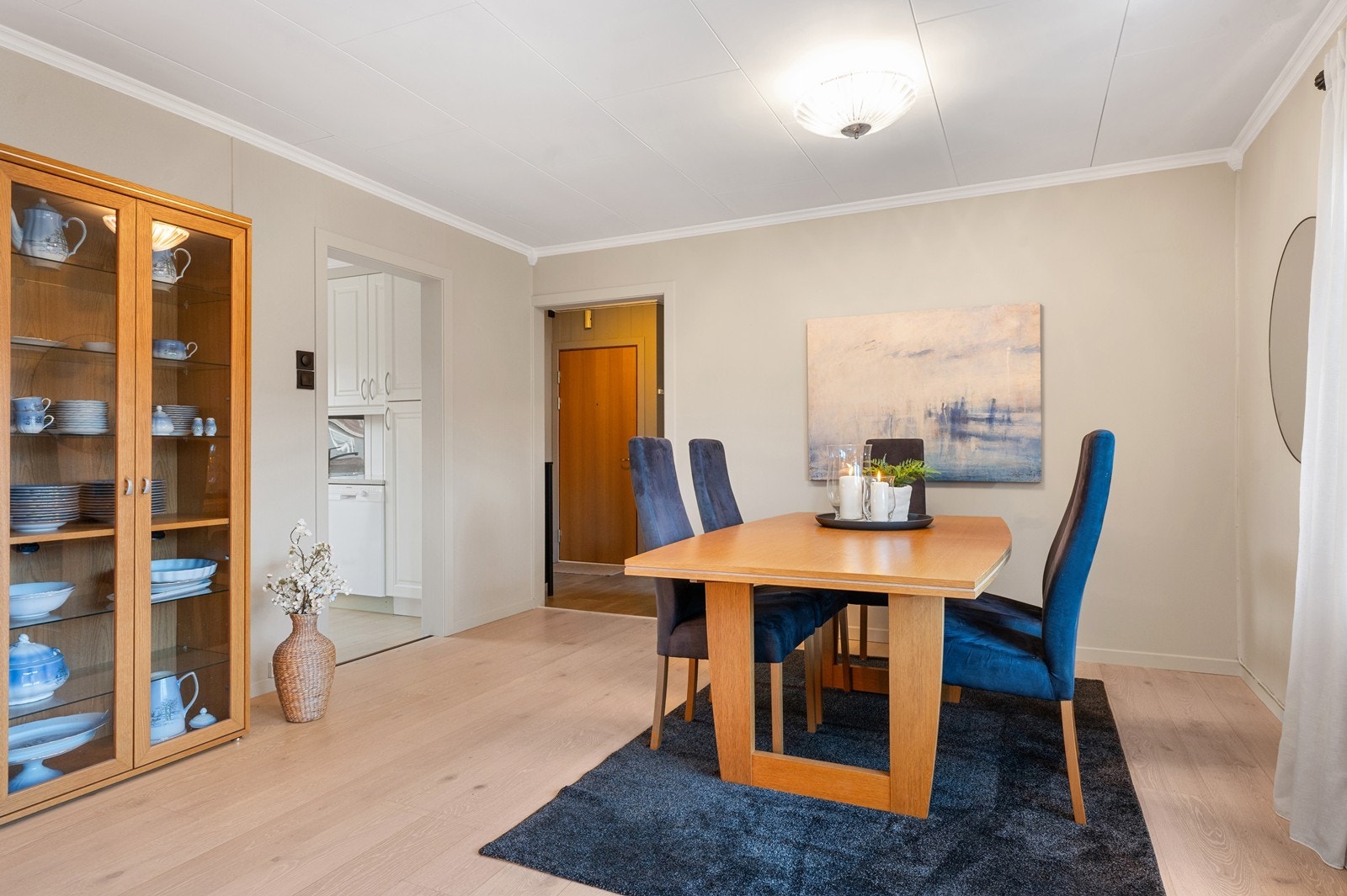 Fra stuen er det en åpen og praktisk forbindelse mot både hall og kjøkken. Galleribilde