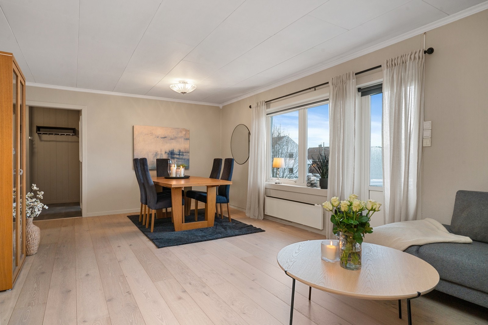 Det er blant annet plass til både spisebord og sofagruppe. Galleribilde