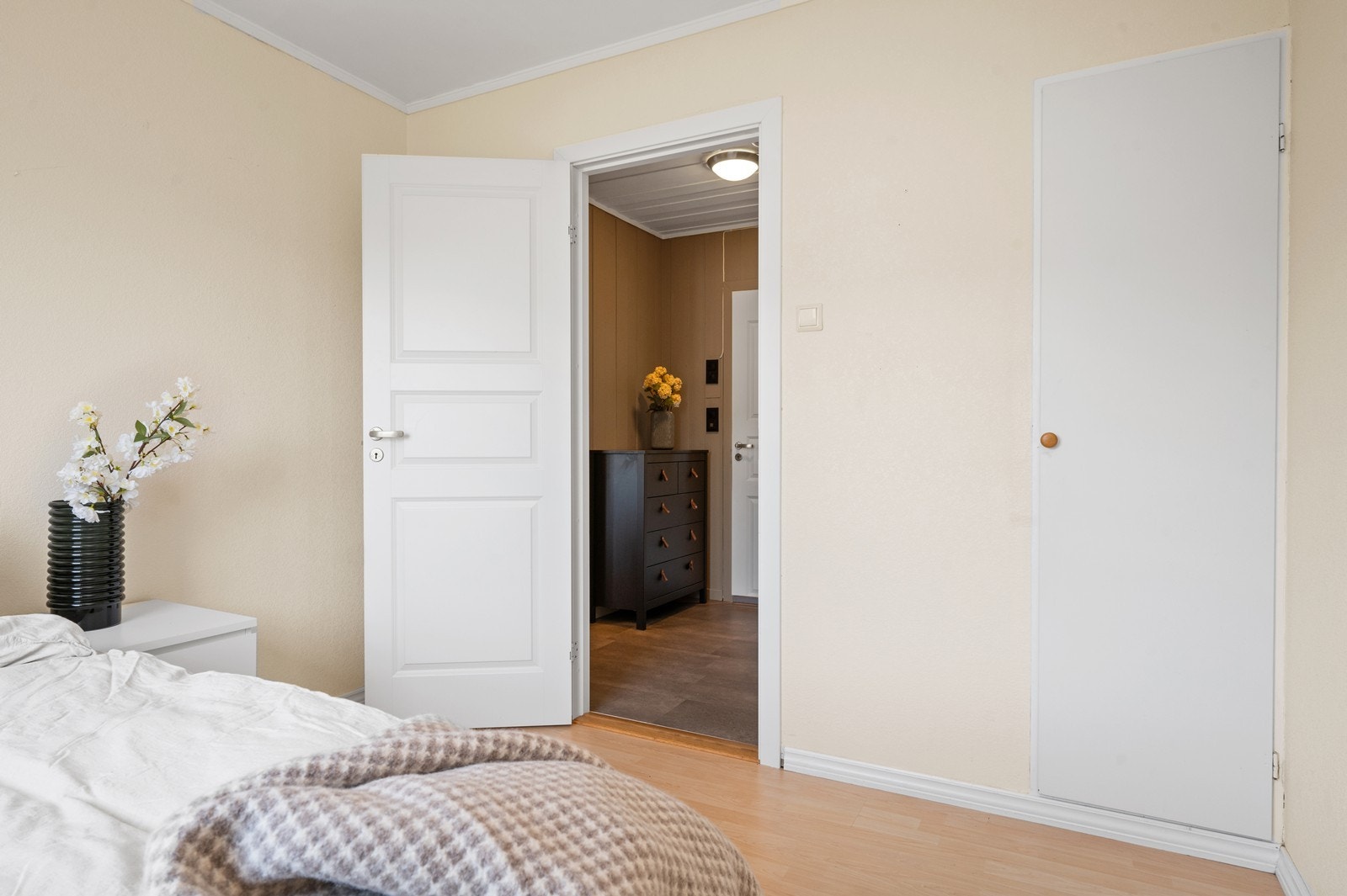 Rommet har adkomst fra hallen og god plass til seng og nattbord. Her er det et praktisk integrert kott for lagring. Galleribilde