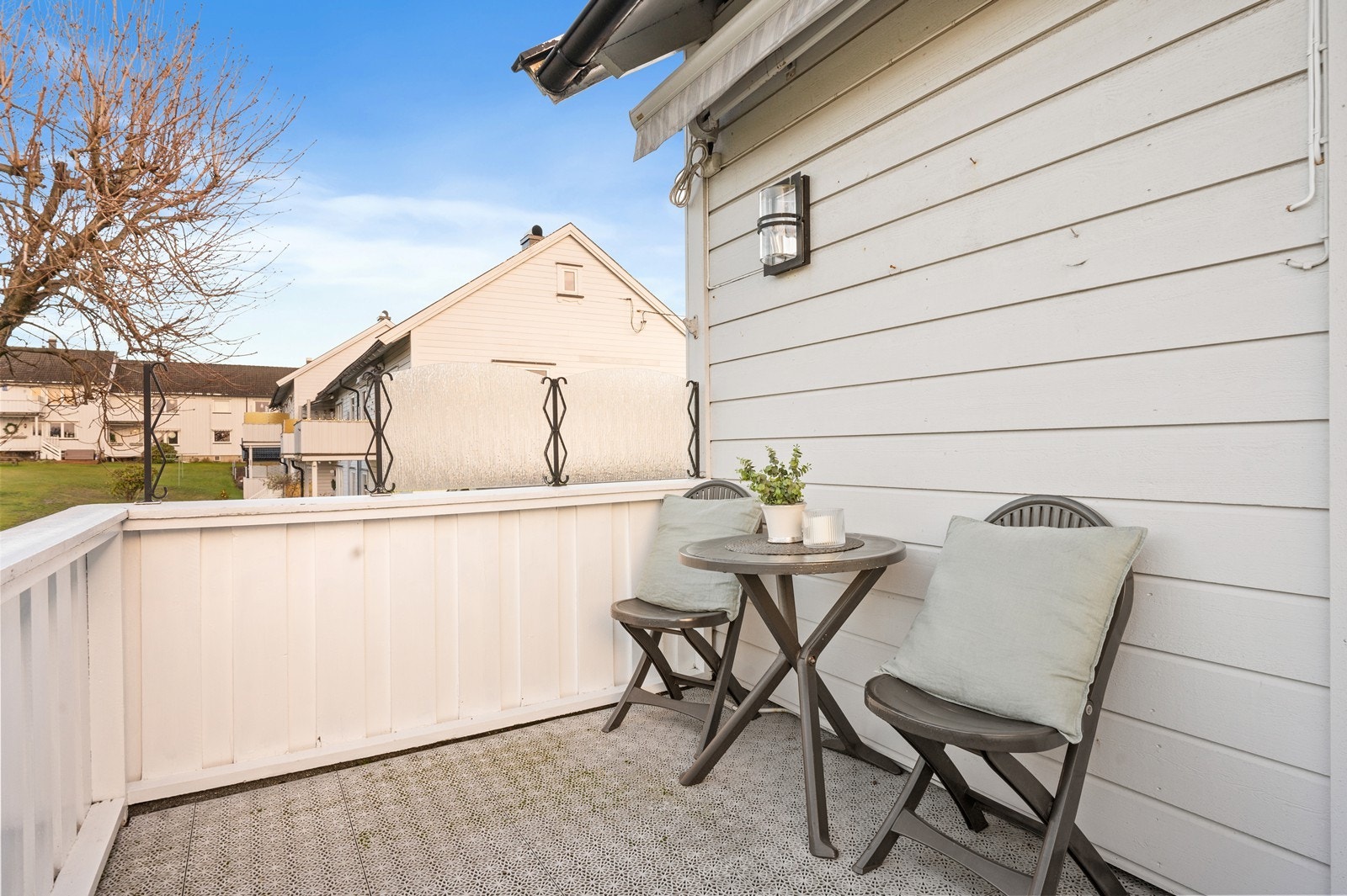 På verandaen er det plass til passende utemøblement og det er montert terrassemarkise Galleribilde