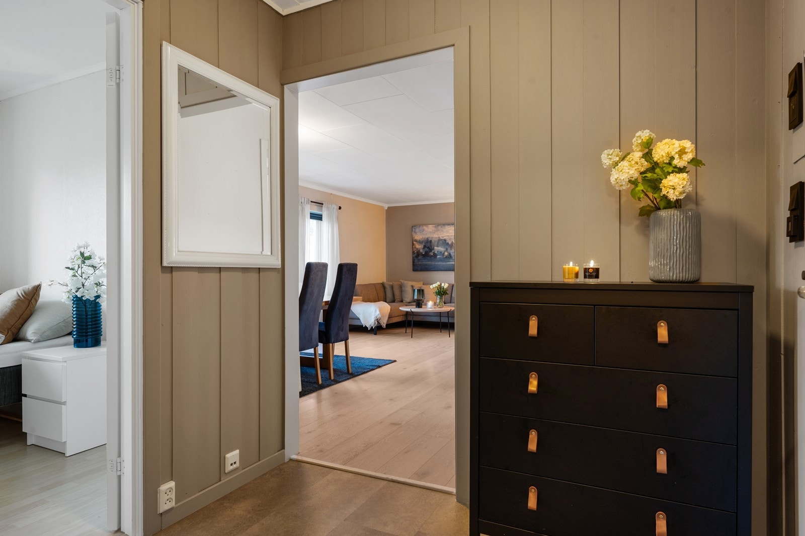 Fra hallen ledes du videre inn i den koselige stuen. Galleribilde