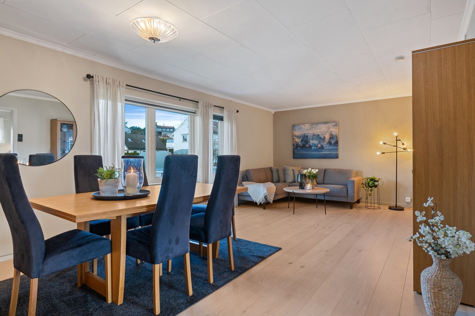 Leiligheten ligger i 2. etasje i borettslag på Øvre Lande, med en gjennomført stil i farger og materialvalg. Galleribilde