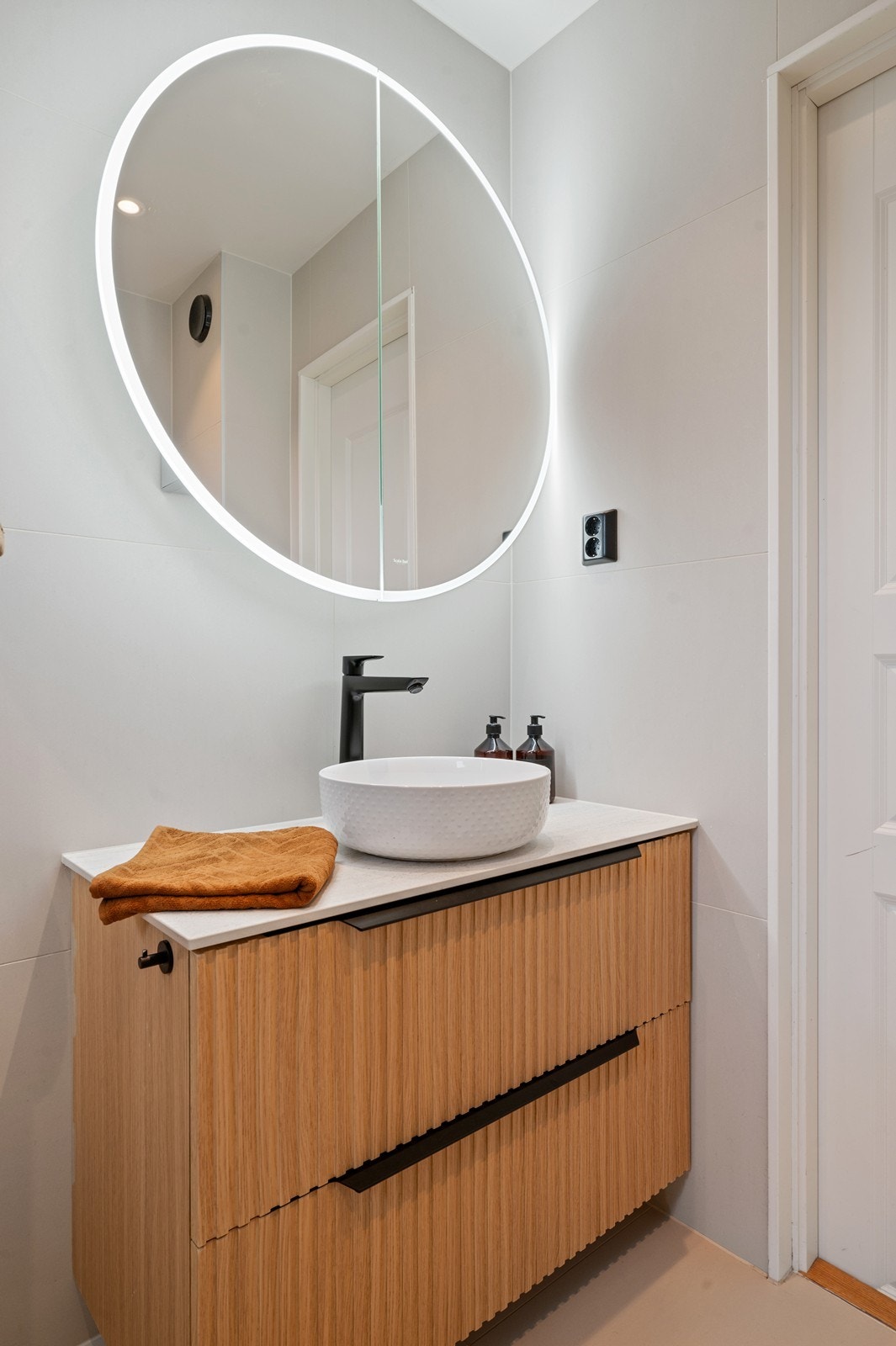 Badet ble oppgradert for ca. tre år siden og har en stilren innredning med tidsriktig servantskap, med lagringsplass i skuffene. Over servanten er det speil med led-belysning. Galleribilde