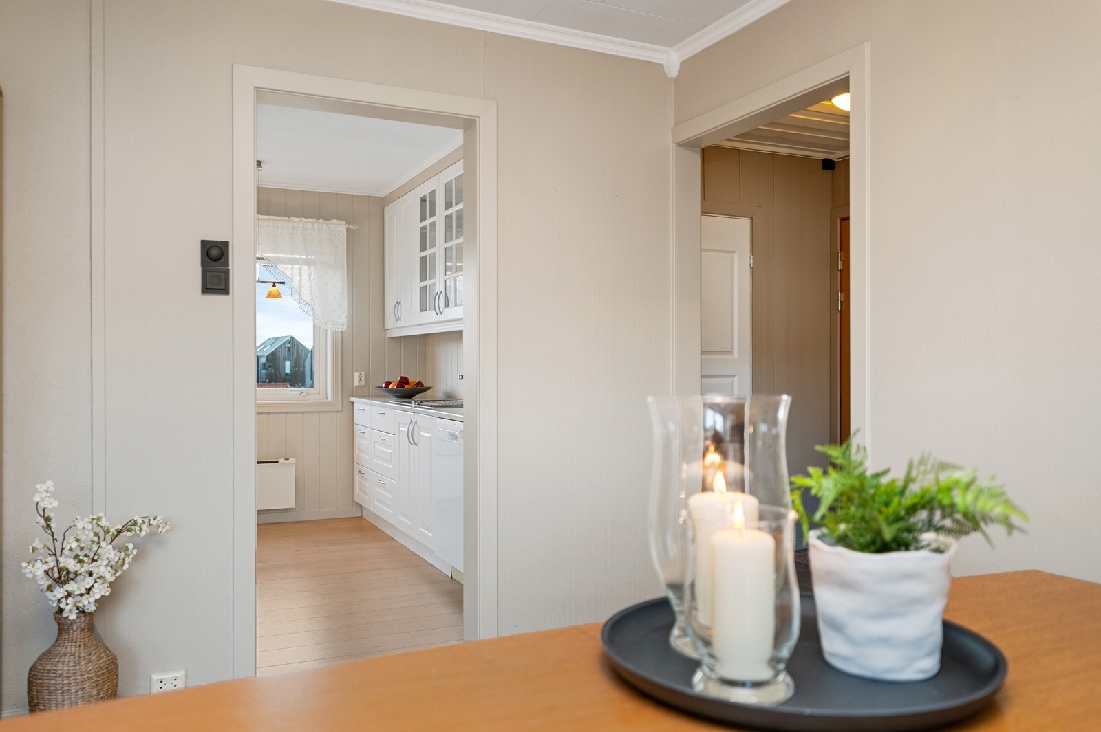 Den korte avstanden mellom kjøkken og spiseplass forenkler servering. Galleribilde