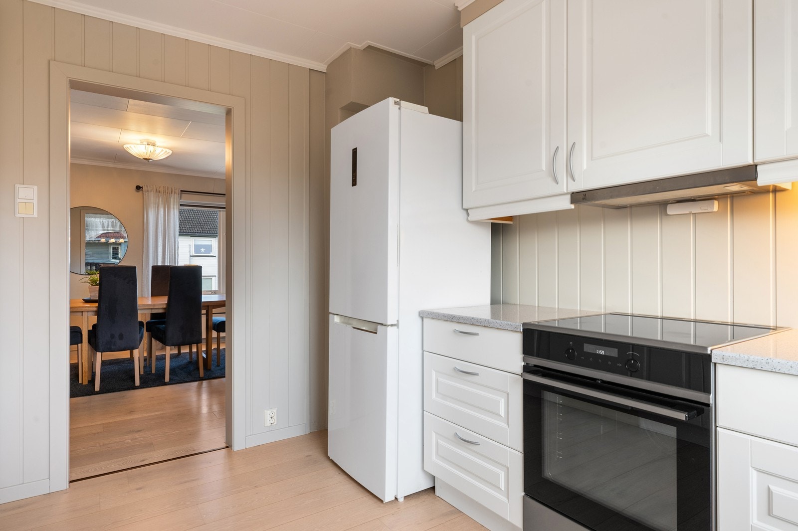 Kjøkkenet er utstyrt med frittstående hvitevarer og ventilator med avtrekk ut. Galleribilde