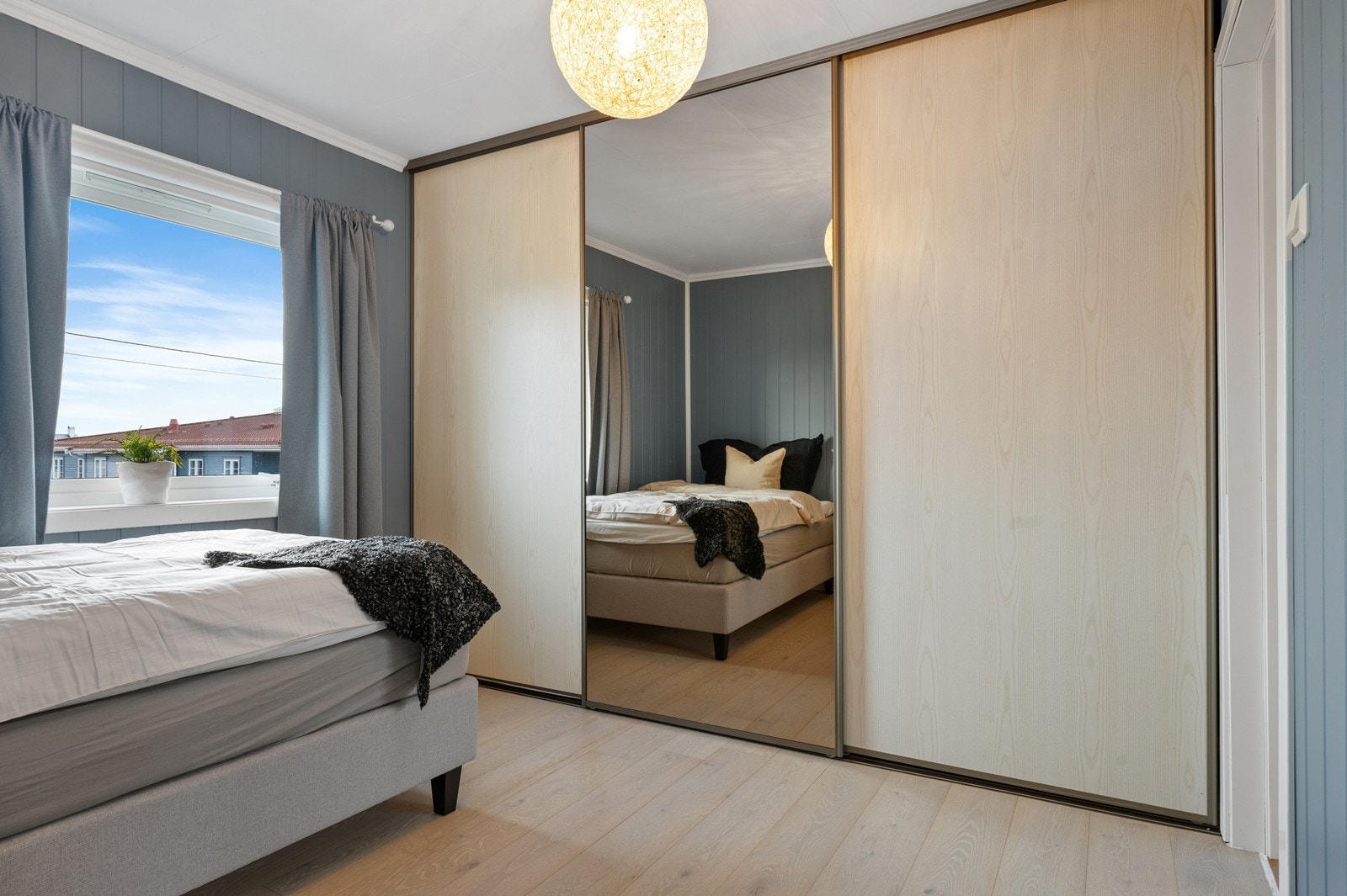 En stor garderobeløsning med speilfronter gir rikelig med oppbevaringsplass. Galleribilde