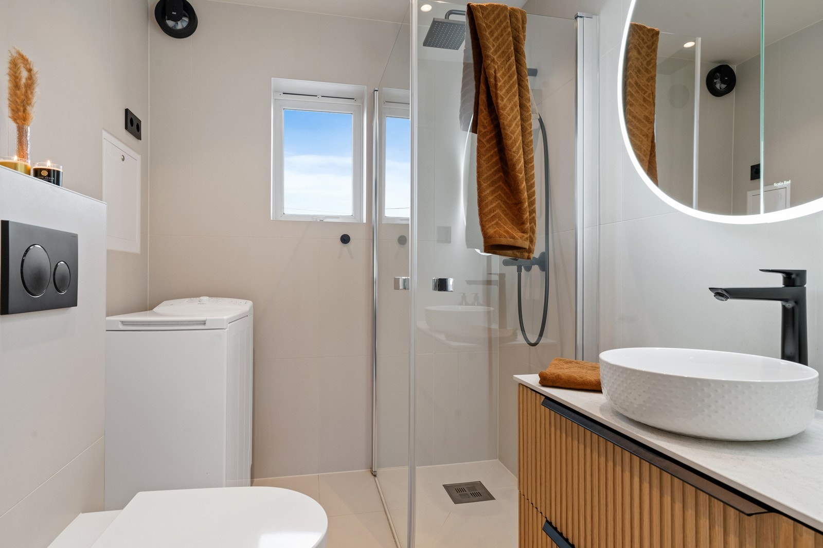 Et moderne og innbydende bad. Rommet har elektrisk avtrekksvifte. Galleribilde