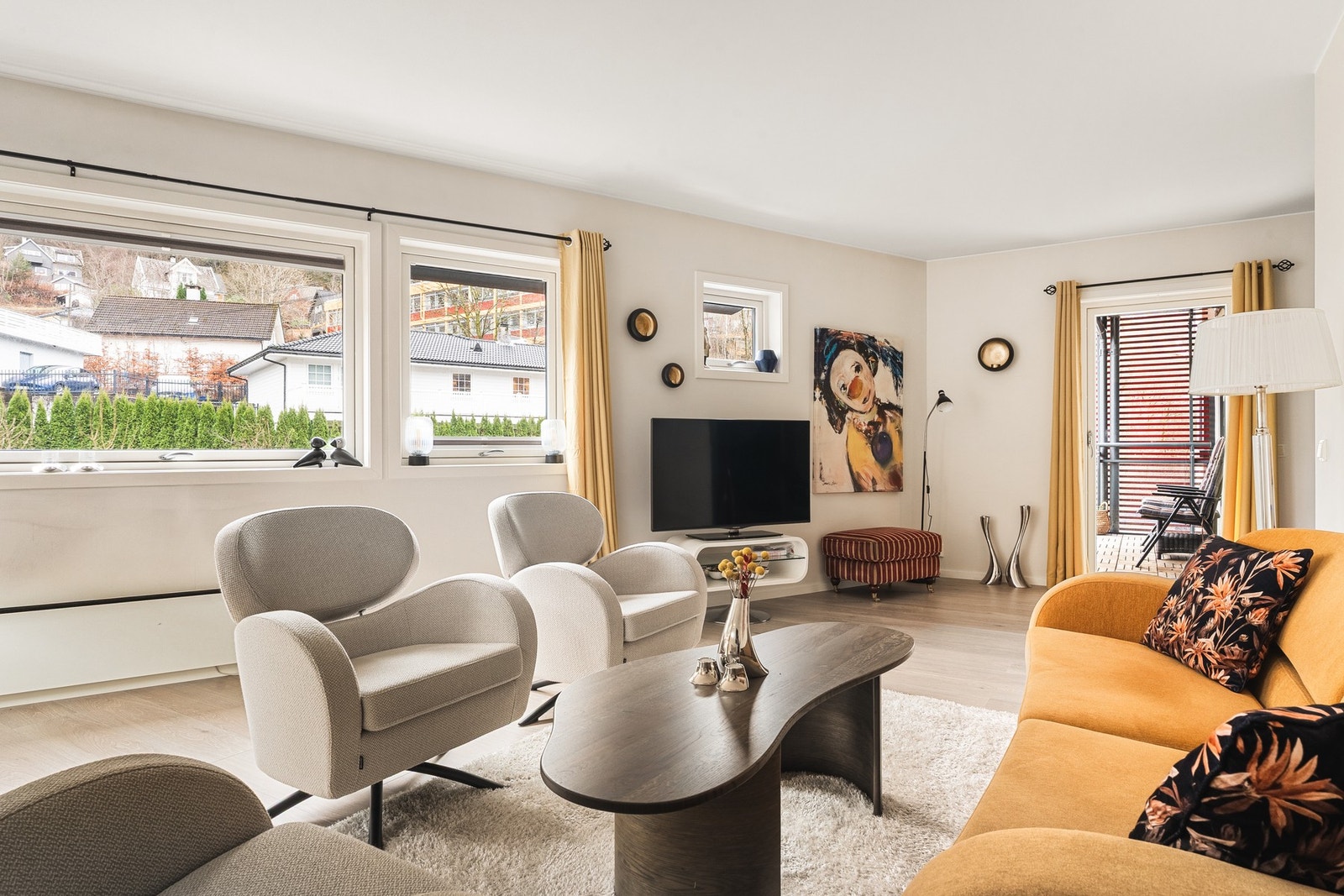 Leiligheten har godt med naturlig lysinnslipp med gode vindusflater i flere retninger. Galleribilde