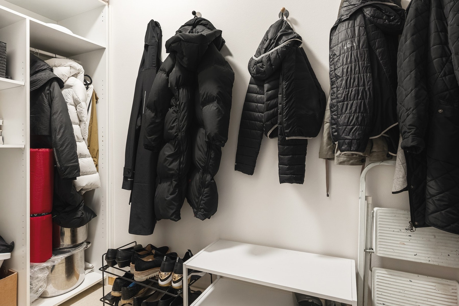 Innvendig bod på 3,1 m² som gir godt med oppbevaringsplass. Galleribilde