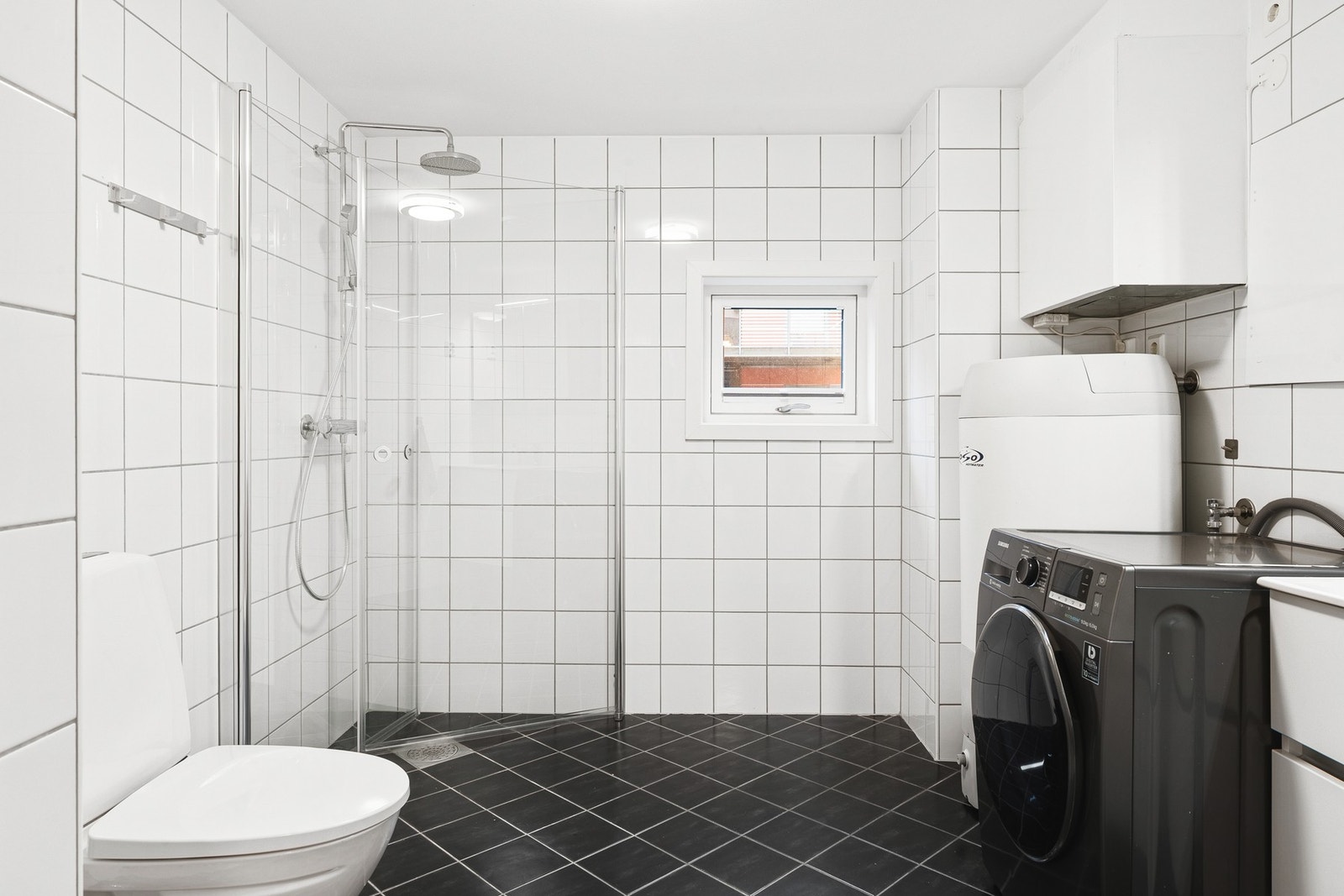 Fint helfliset bad med varme i gulv. Galleribilde