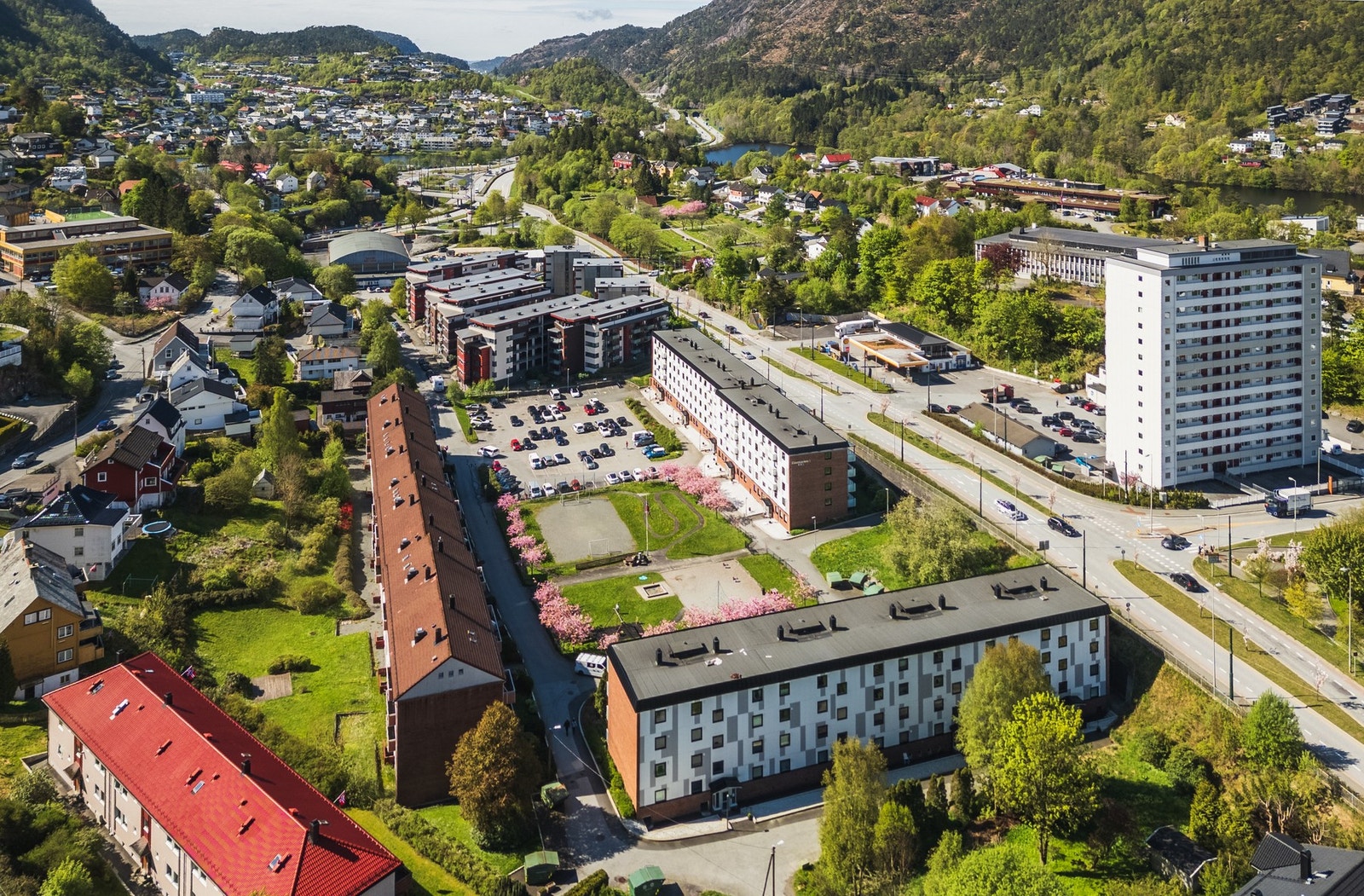 Leiligheten har en sentral beliggenhet med kort vei til både sentrumskjernen, servicetilbud og fine turområder. Galleribilde