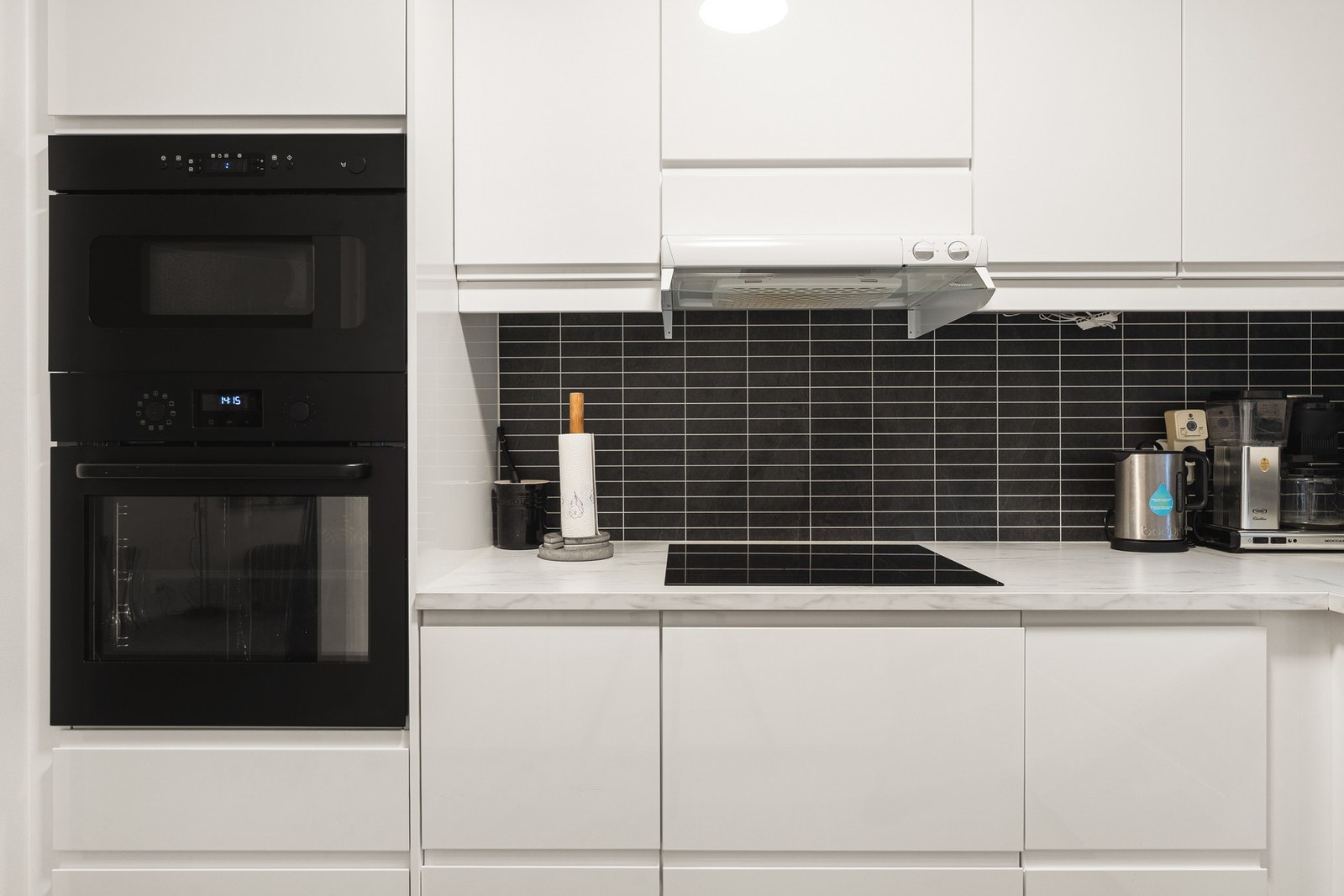 På kjøkkenet er det integrert stekeovn, induksjonstopp, mikrobølgeovn og oppvaskmaskin. Galleribilde