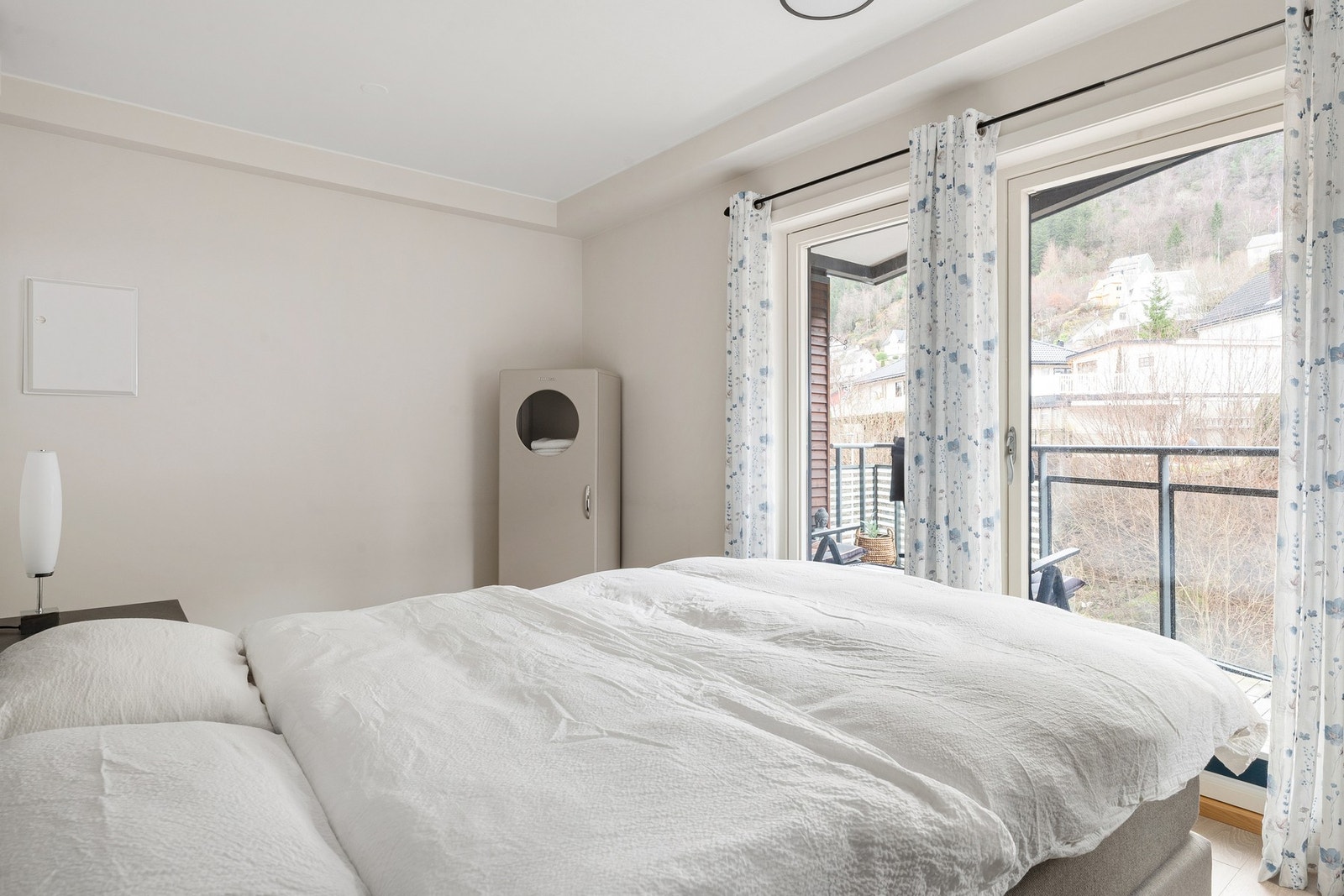 Det er også utgang til balkongen fra soverommet. Galleribilde