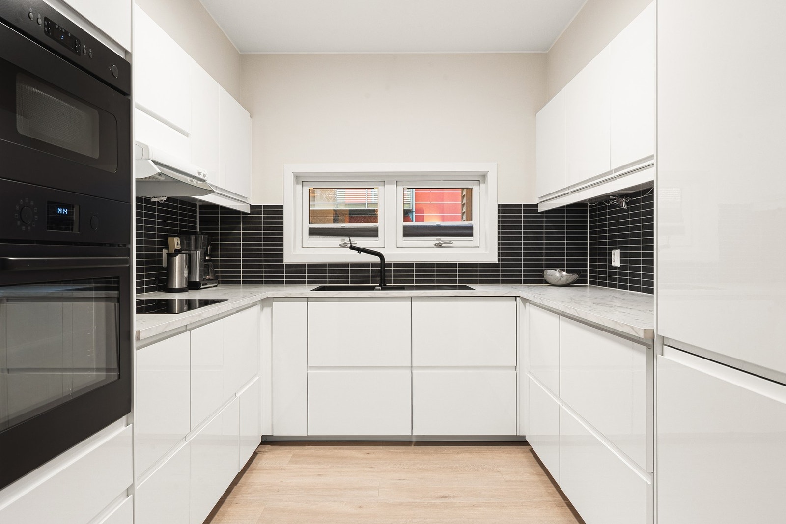 Kjøkkenet har meget god skap- og benkeplass som gjør matlagingen til en drøm. Galleribilde