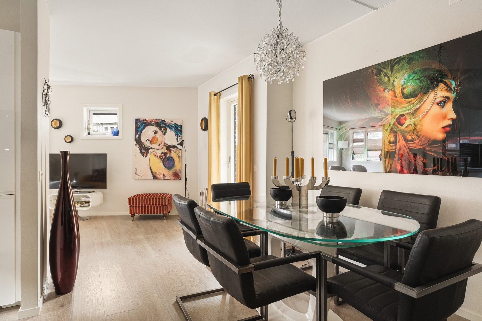 Stuen er inndelt i flere soner, det er god plass til både sofagruppe og spisebord. Galleribilde